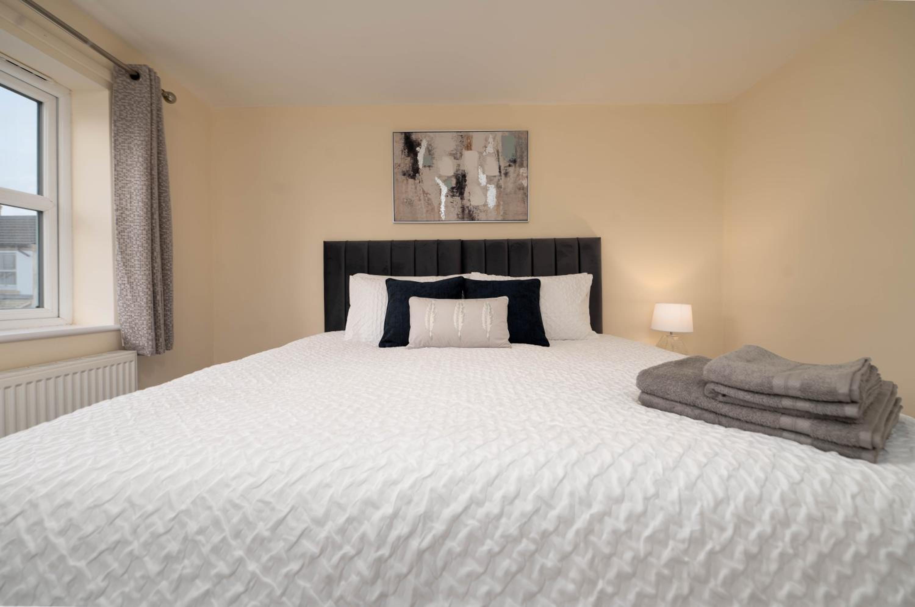 Stunning Spacious Home - Parking - Garden - Sleeps 6 view 3