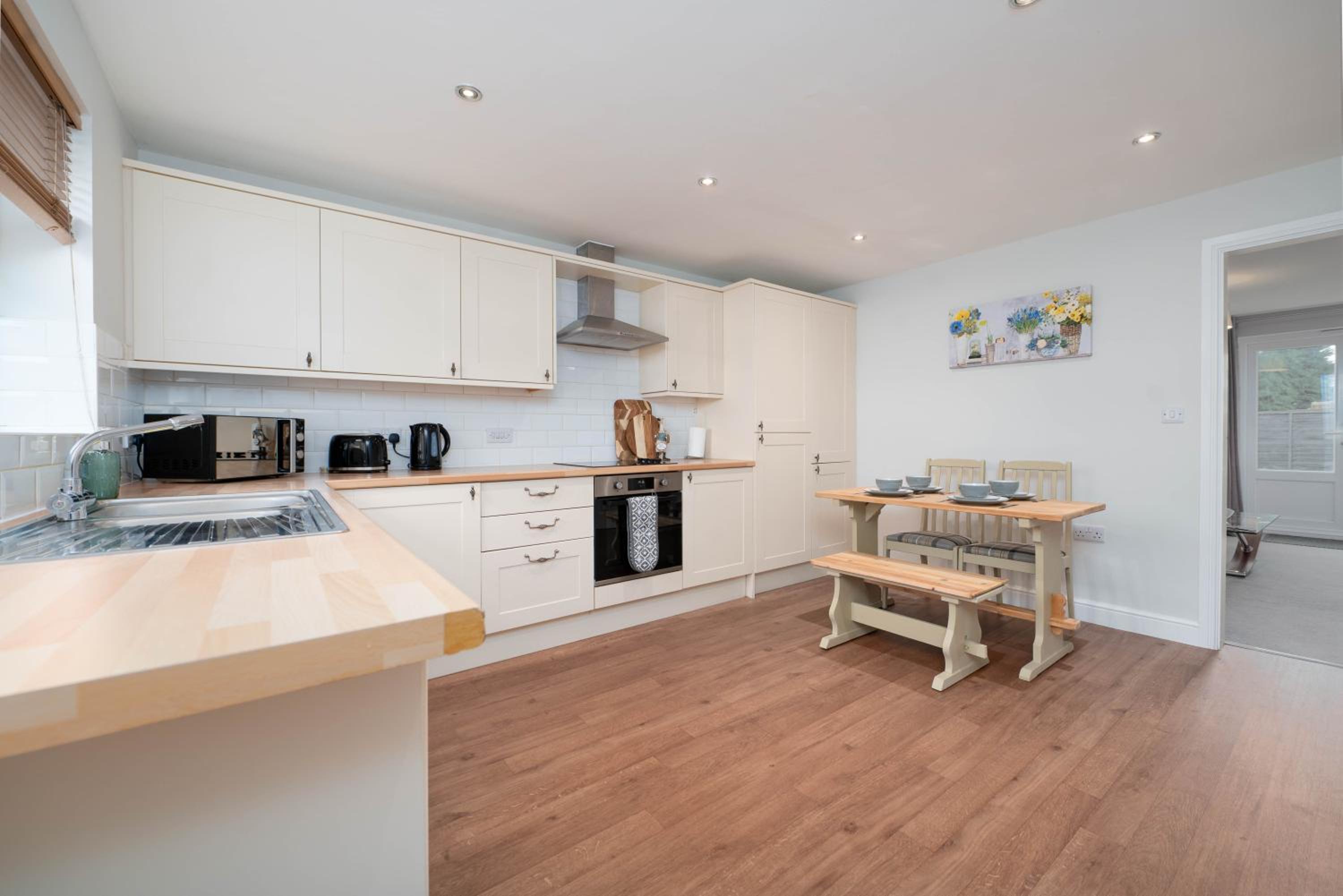 Stunning Spacious Home - Parking - Garden - Sleeps 6 view 5