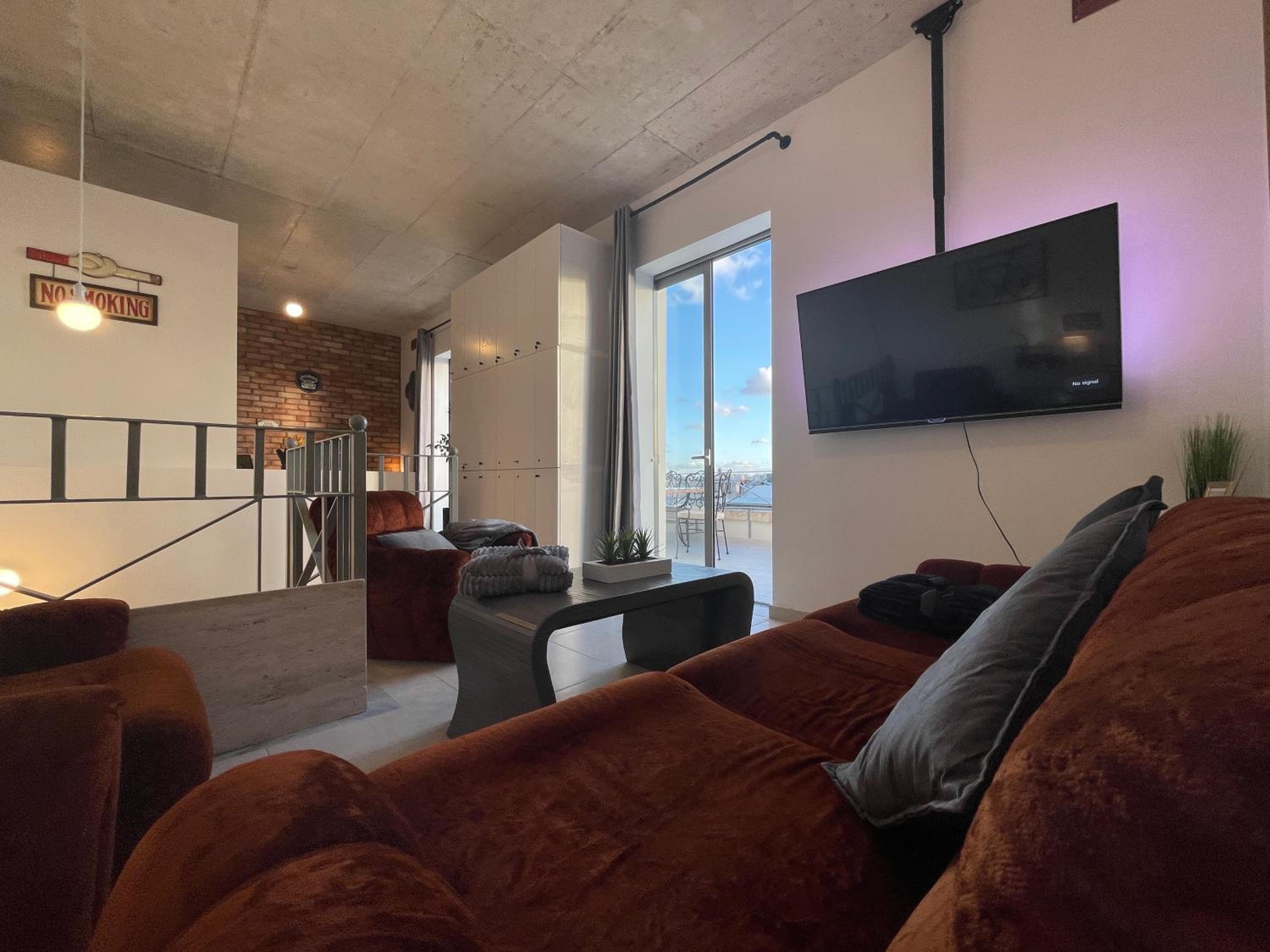 Sliema Cozy Townhouse with Rooftop View, Prime Spot