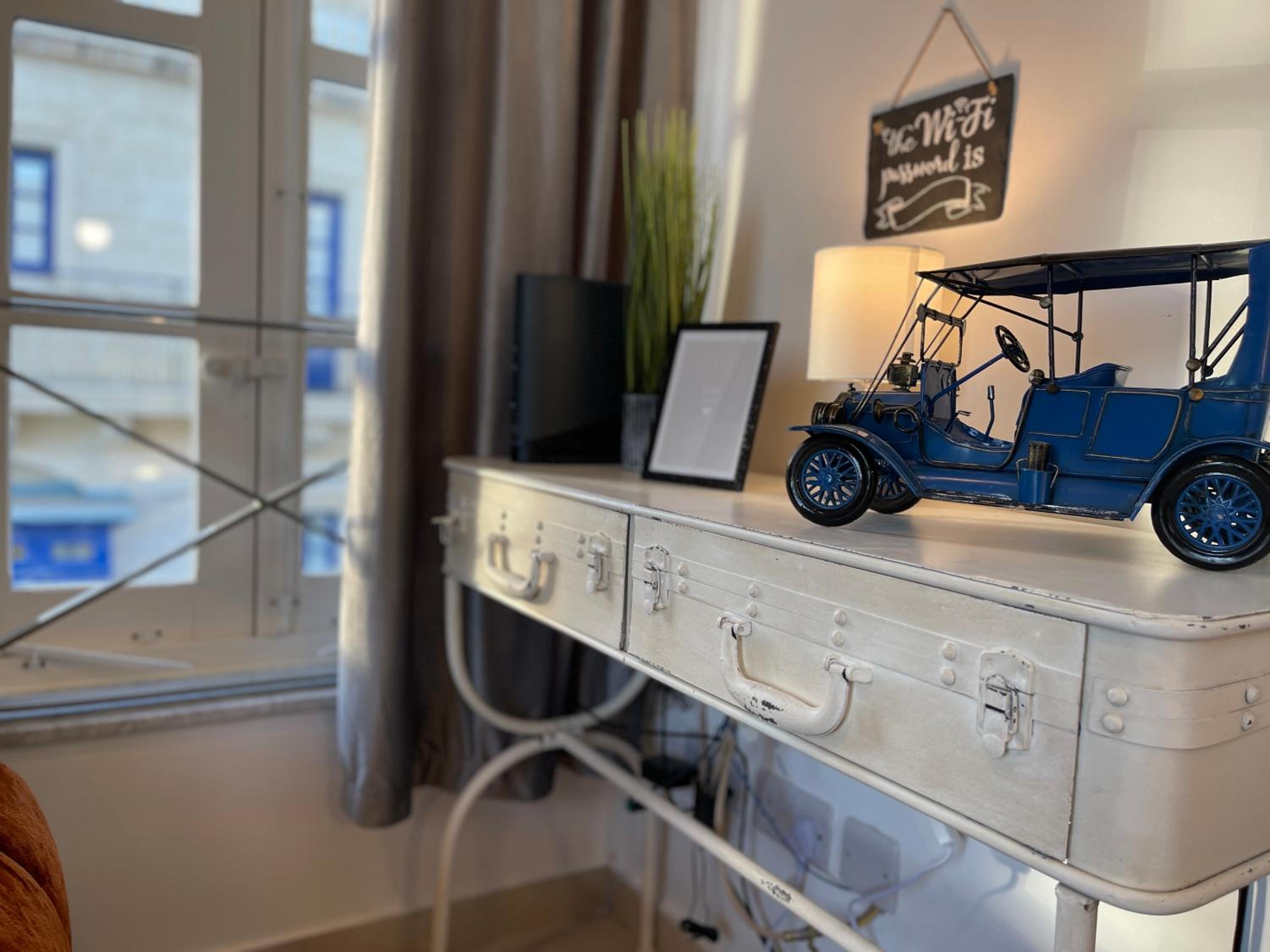 Sliema Cozy Townhouse with Rooftop View, Prime Spot