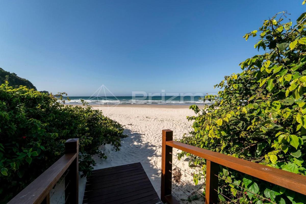 Varandas 01 B - Confortável Apartamento em Condomínio de luxo a beira mar com Piscina climatizada e Academia