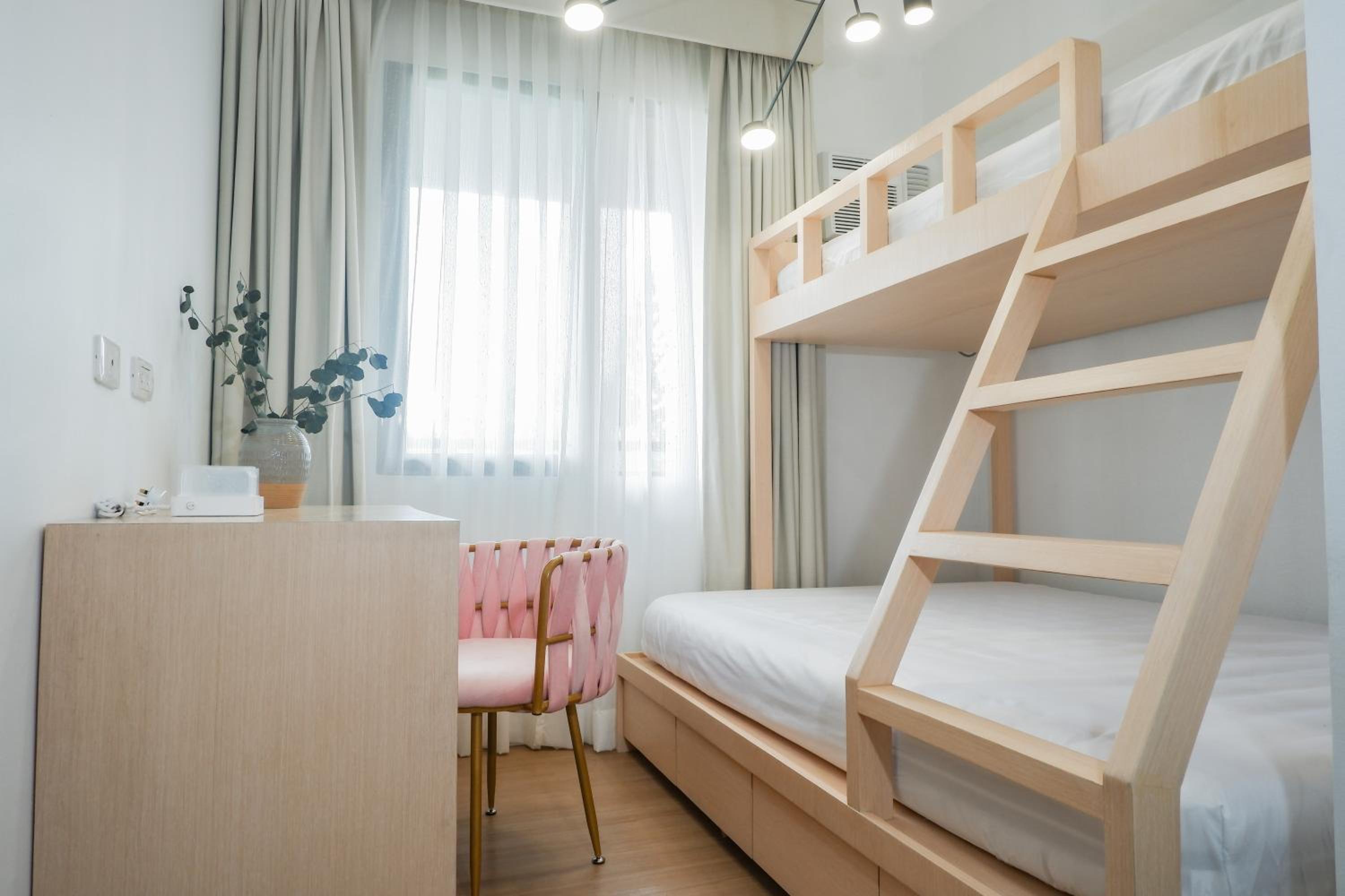 Elegant, and Family-Friendly 2BR in Pine Suites view 4