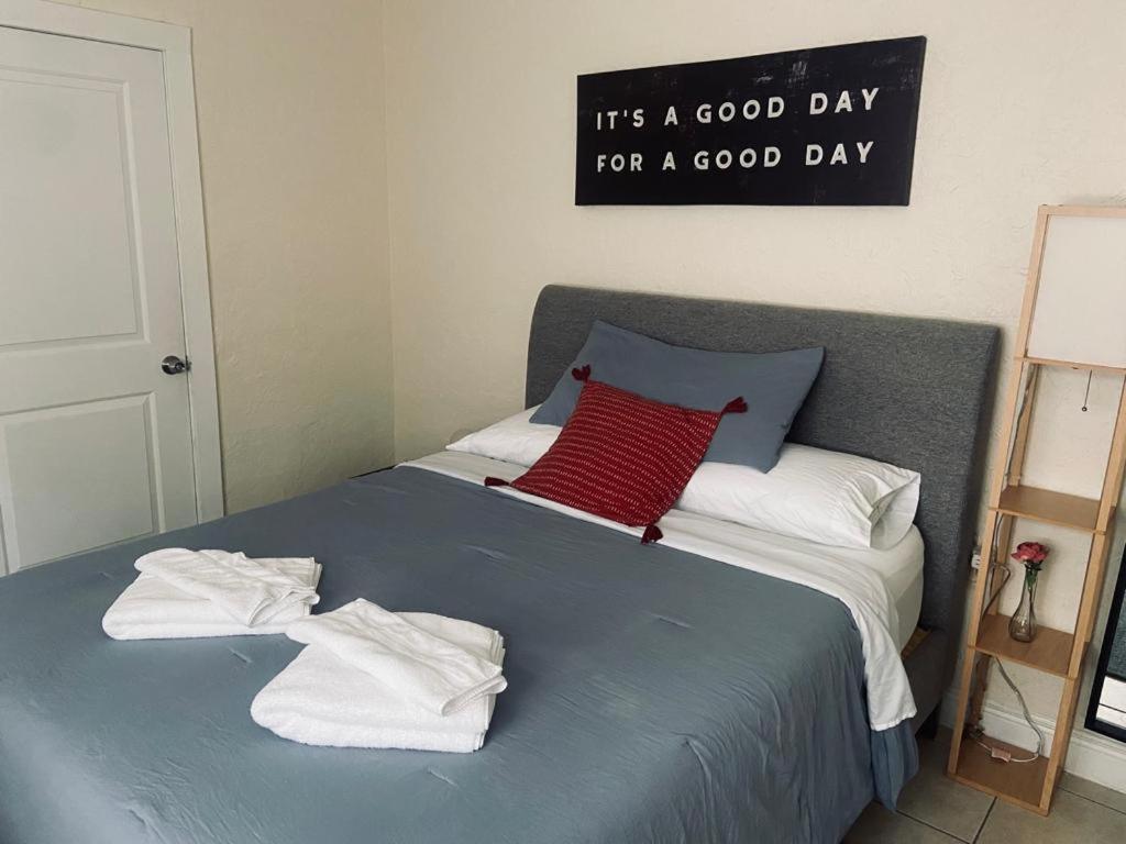 Private Rooms close to Miami Airport - Free parking - 01