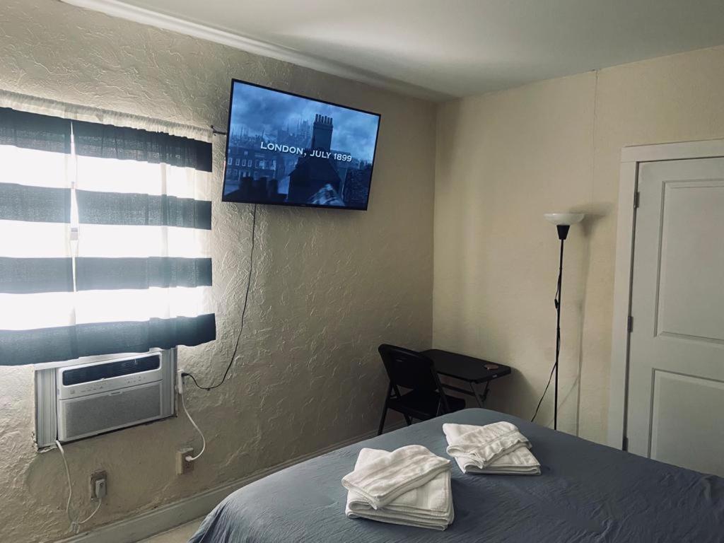 Private Rooms close to Miami Airport - Free parking - 01