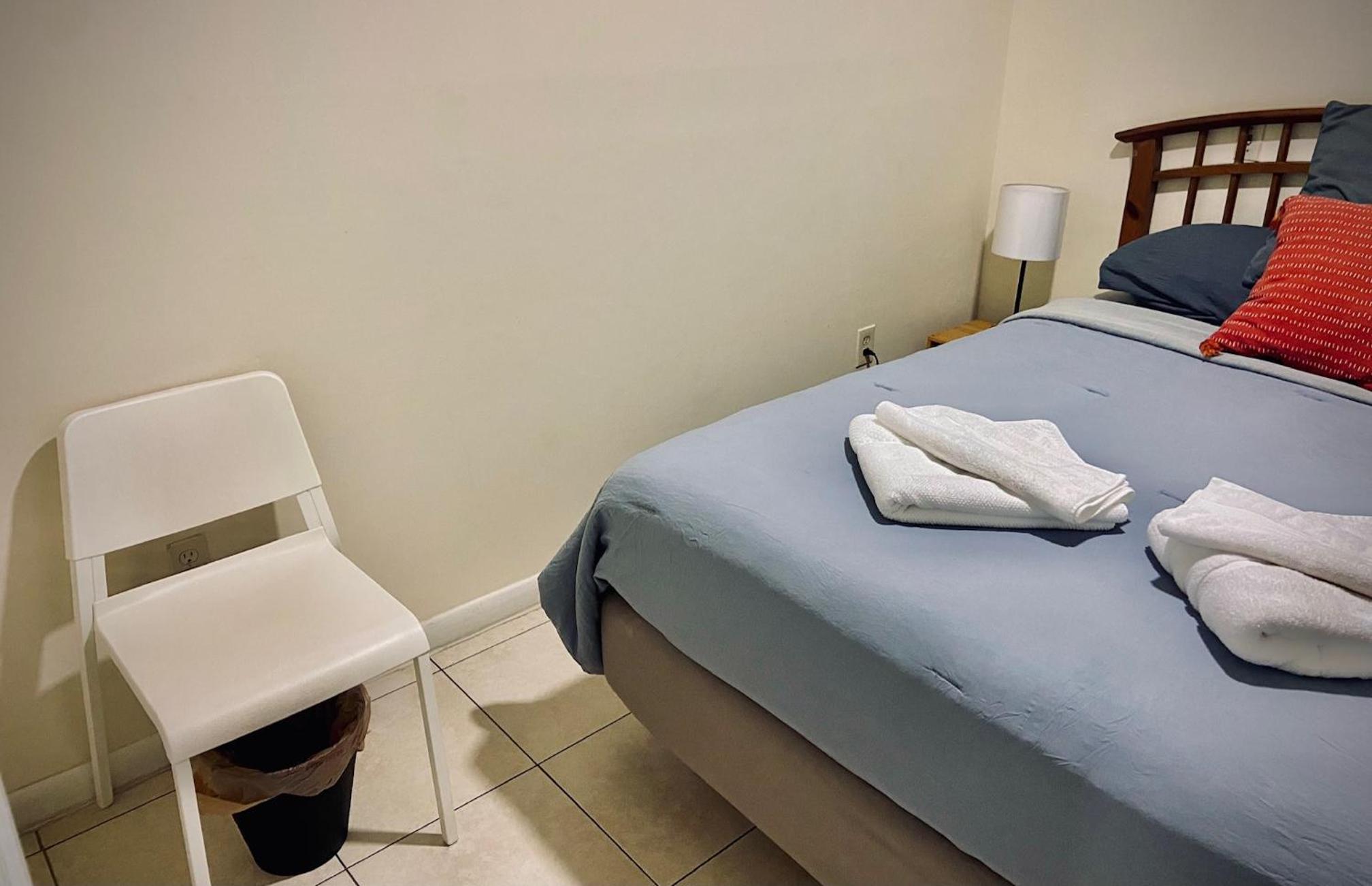 Private Room near Miami Airport - Free parking - 02