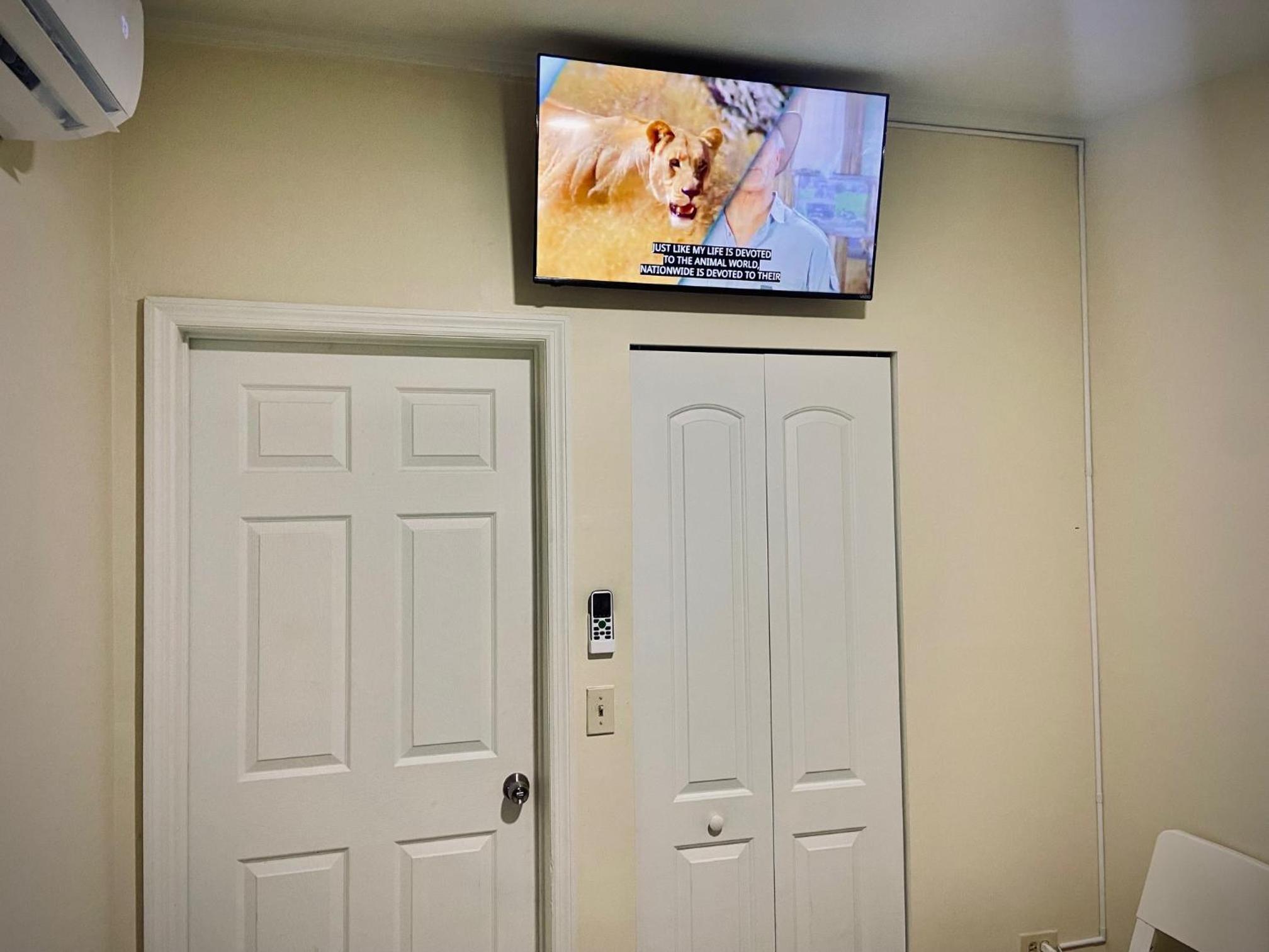 Private Room near Miami Airport - Free parking - 02