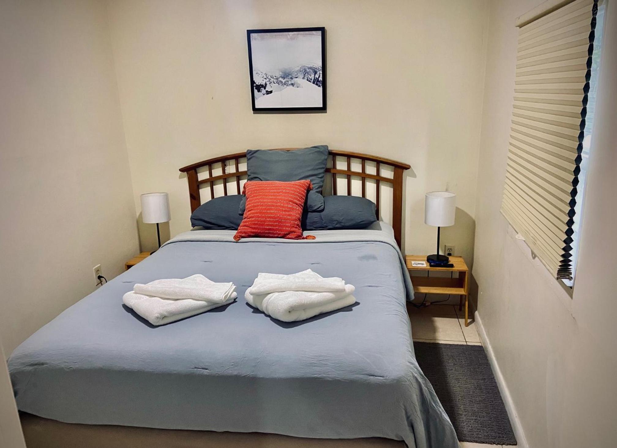 Private Room near Miami Airport - Free parking - 02