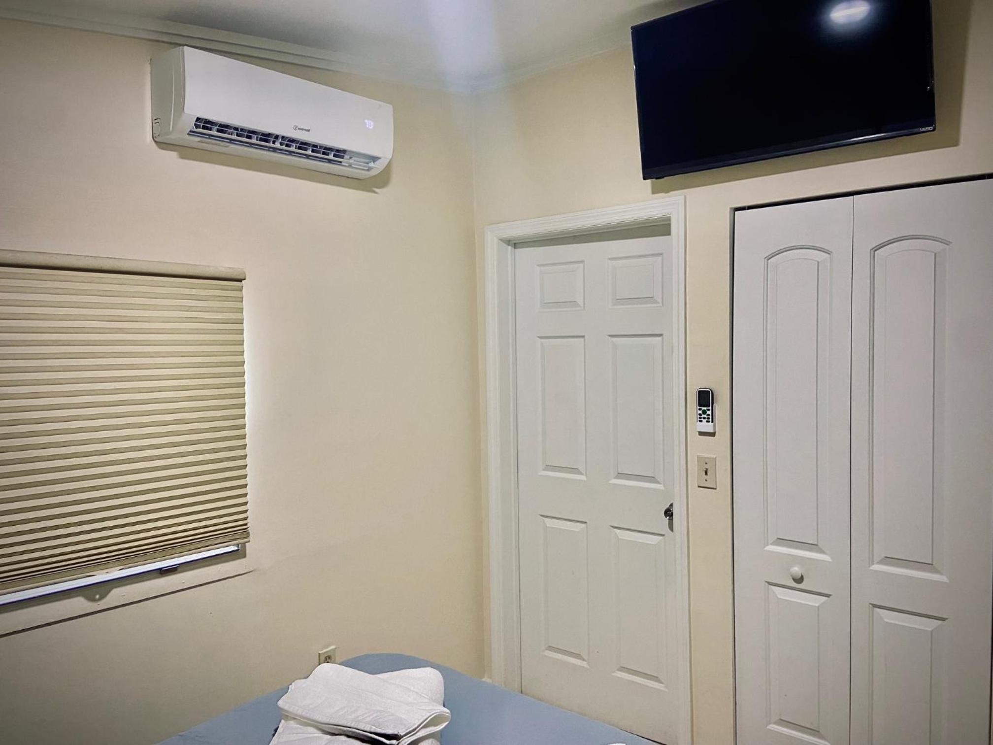 Private Room near Miami Airport - Free parking - 02