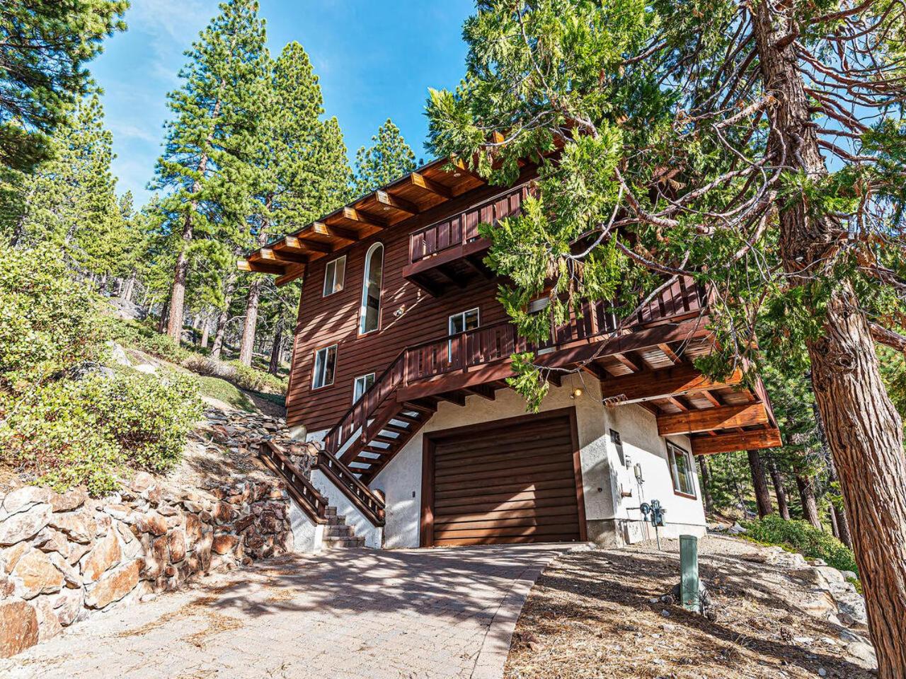 Fantastic Lakeview house with large decks! - Property Image 1