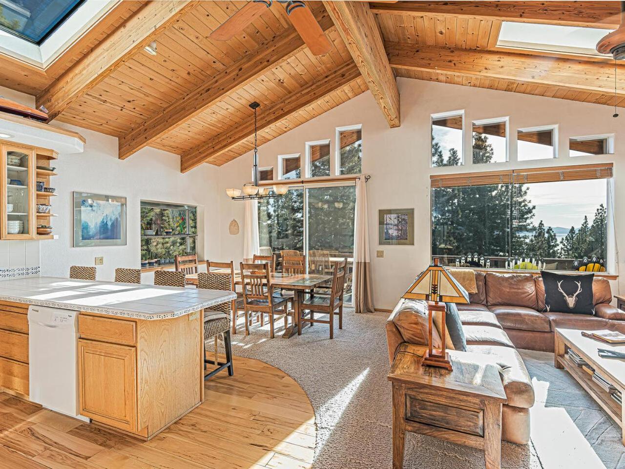 Fantastic Lakeview house with large decks! - Property Image 24
