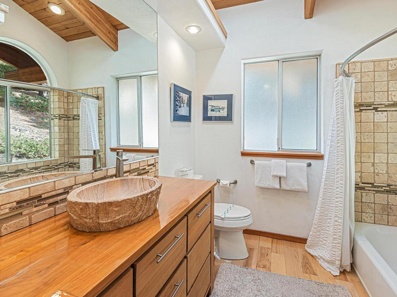 Fantastic Lakeview house with large decks! - Property Image 18