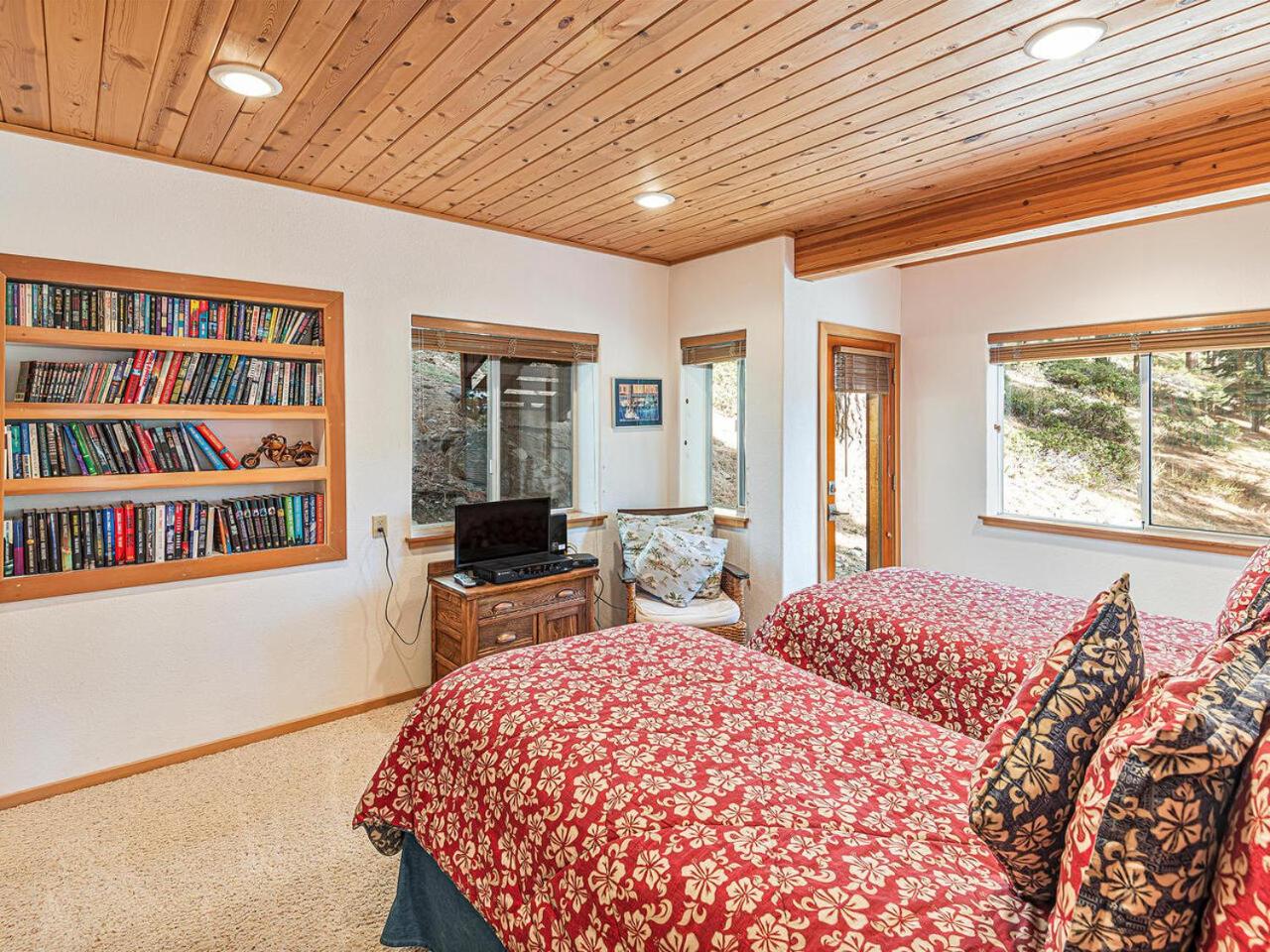 Fantastic Lakeview house with large decks! - Property Image 14