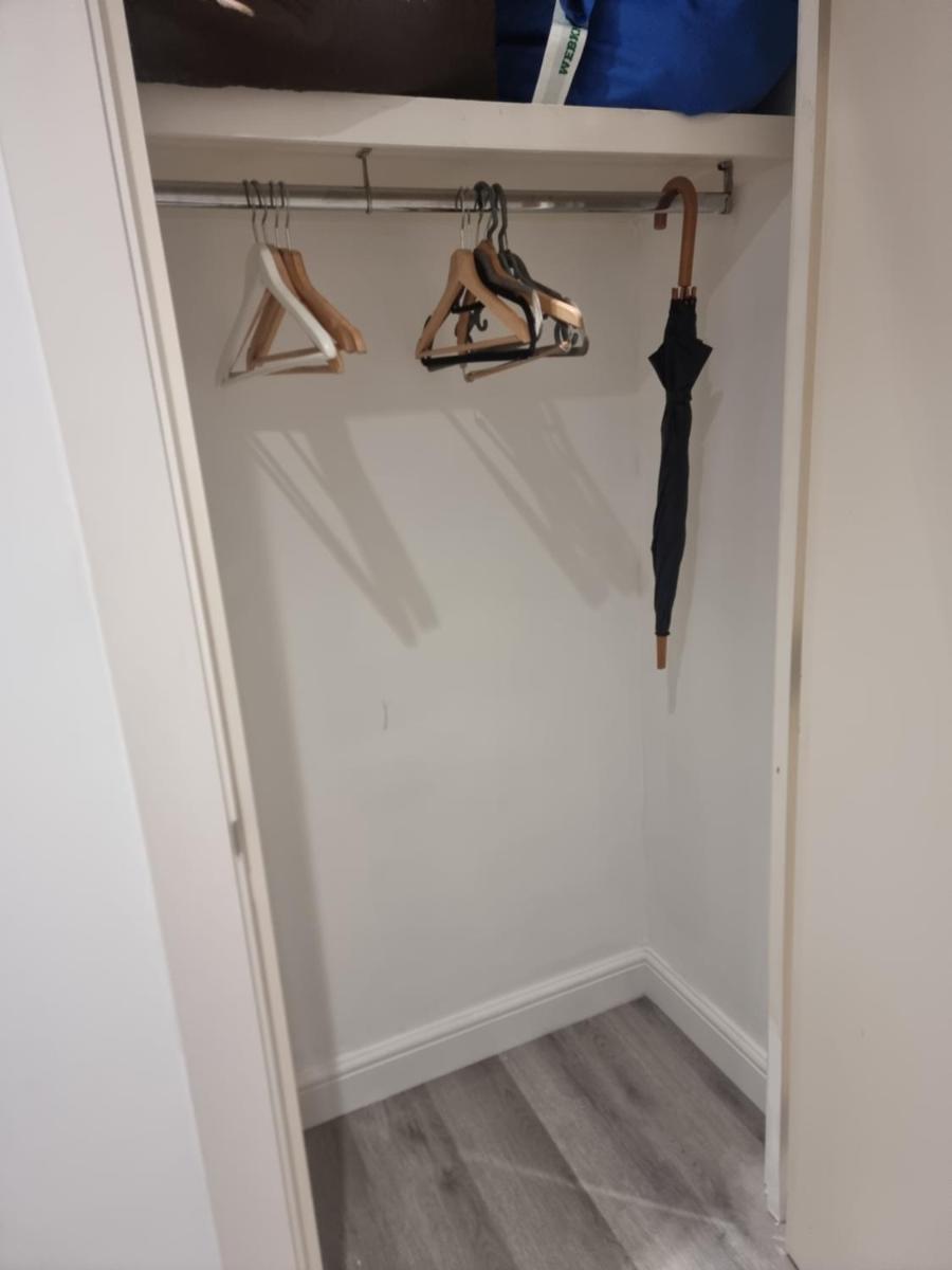2-Bed Greenwich Flat + Pool, Gym, Lift, Balcony