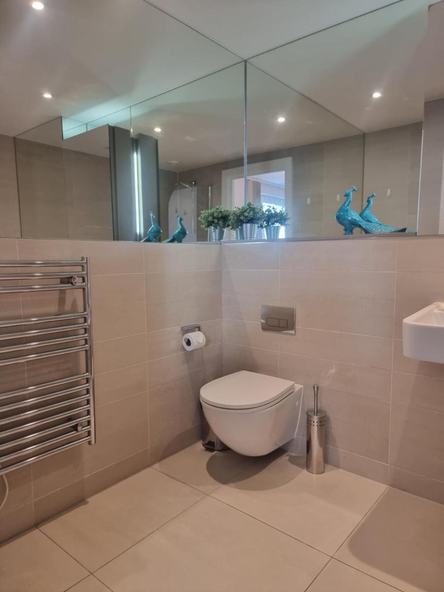 2-Bed Greenwich Flat + Pool, Gym, Lift, Balcony