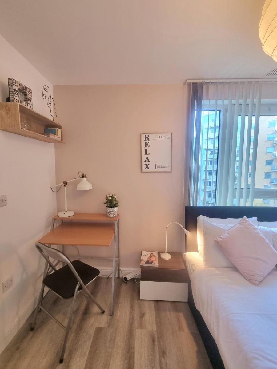 2-Bed Greenwich Flat + Pool, Gym, Lift, Balcony