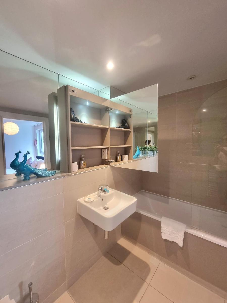 2-Bed Greenwich Flat + Pool, Gym, Lift, Balcony