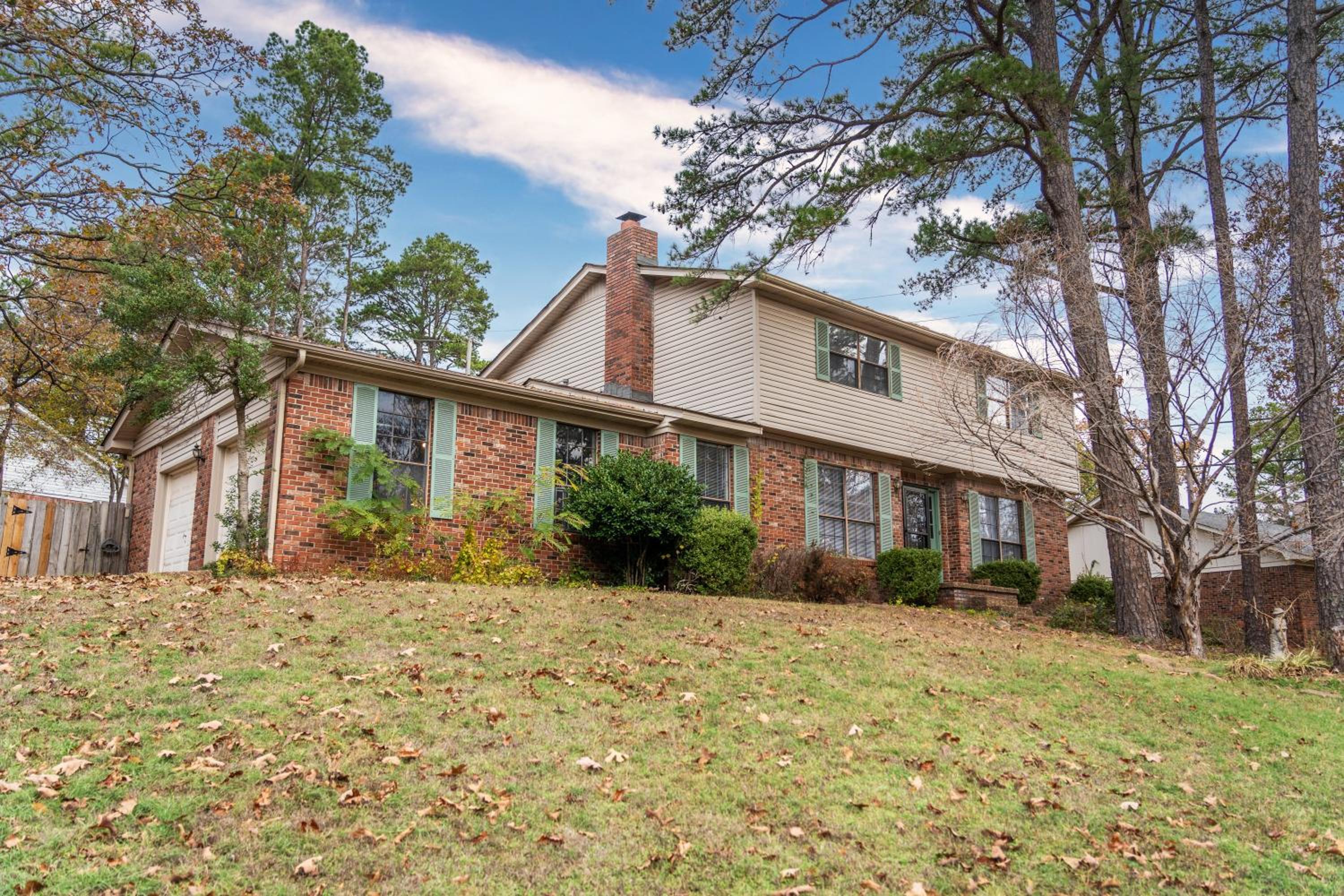 Colleens Corner Captivating 4bed 2.5 bath in Charming Neighborhood view 3