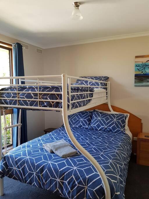 Garden Cottage, Dog Friendly. Wonthaggi.