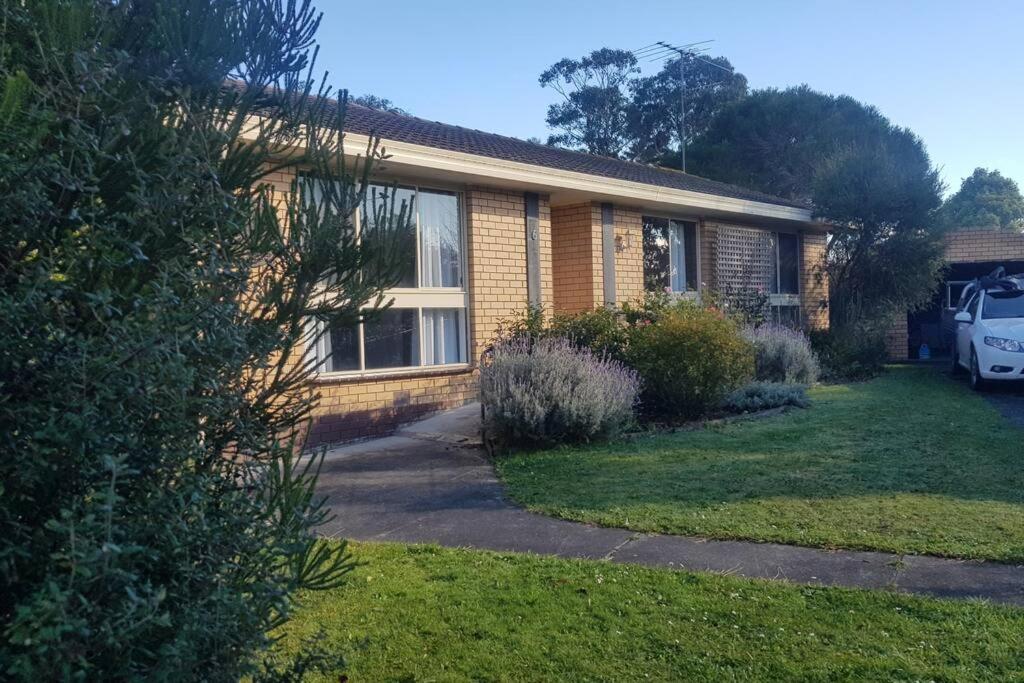 Garden Cottage, Dog Friendly. Wonthaggi.