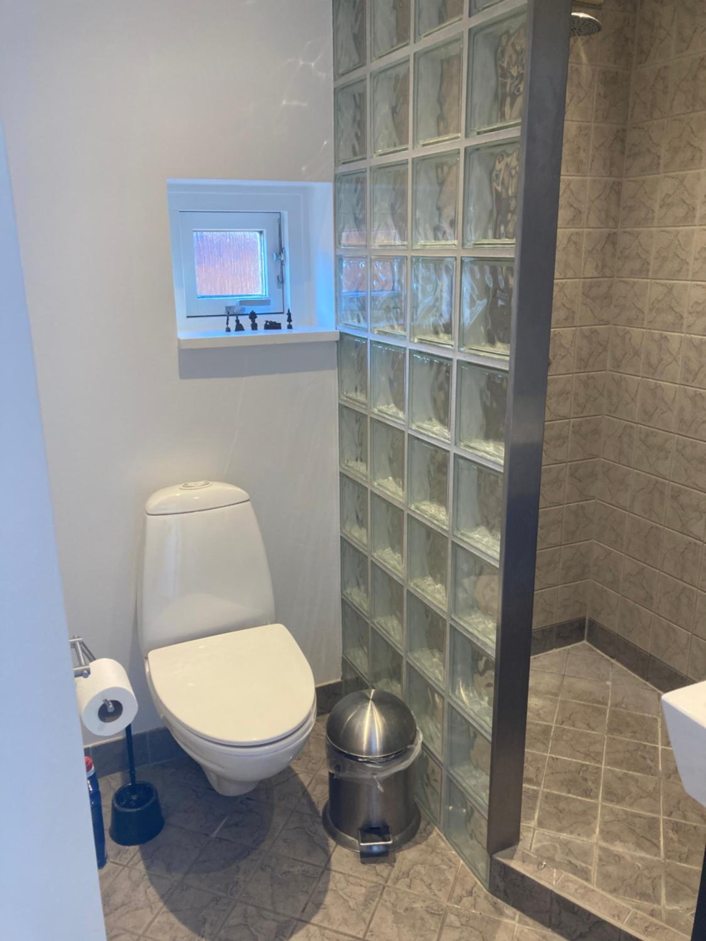 Værelse, bad og toilet i villa view 5