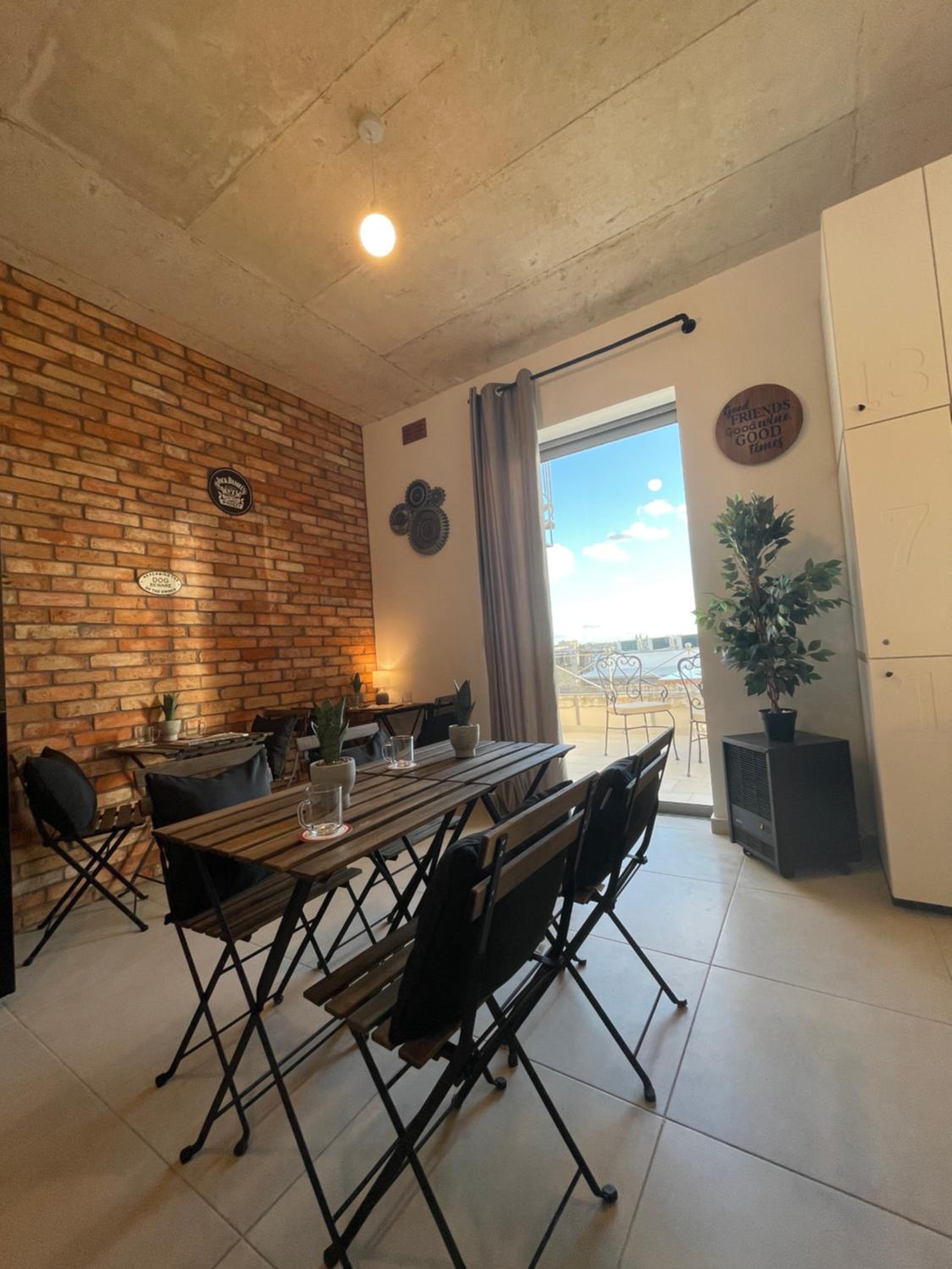 Sliema Cozy Townhouse with Rooftop View, Prime Spot