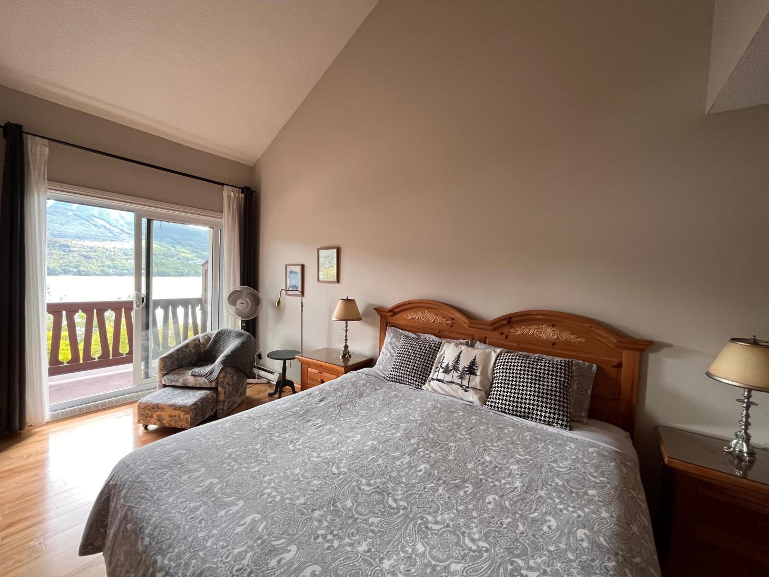 Cozy 2 bedrooms condo with stunning Mont Tremblant mountain and lakeview
