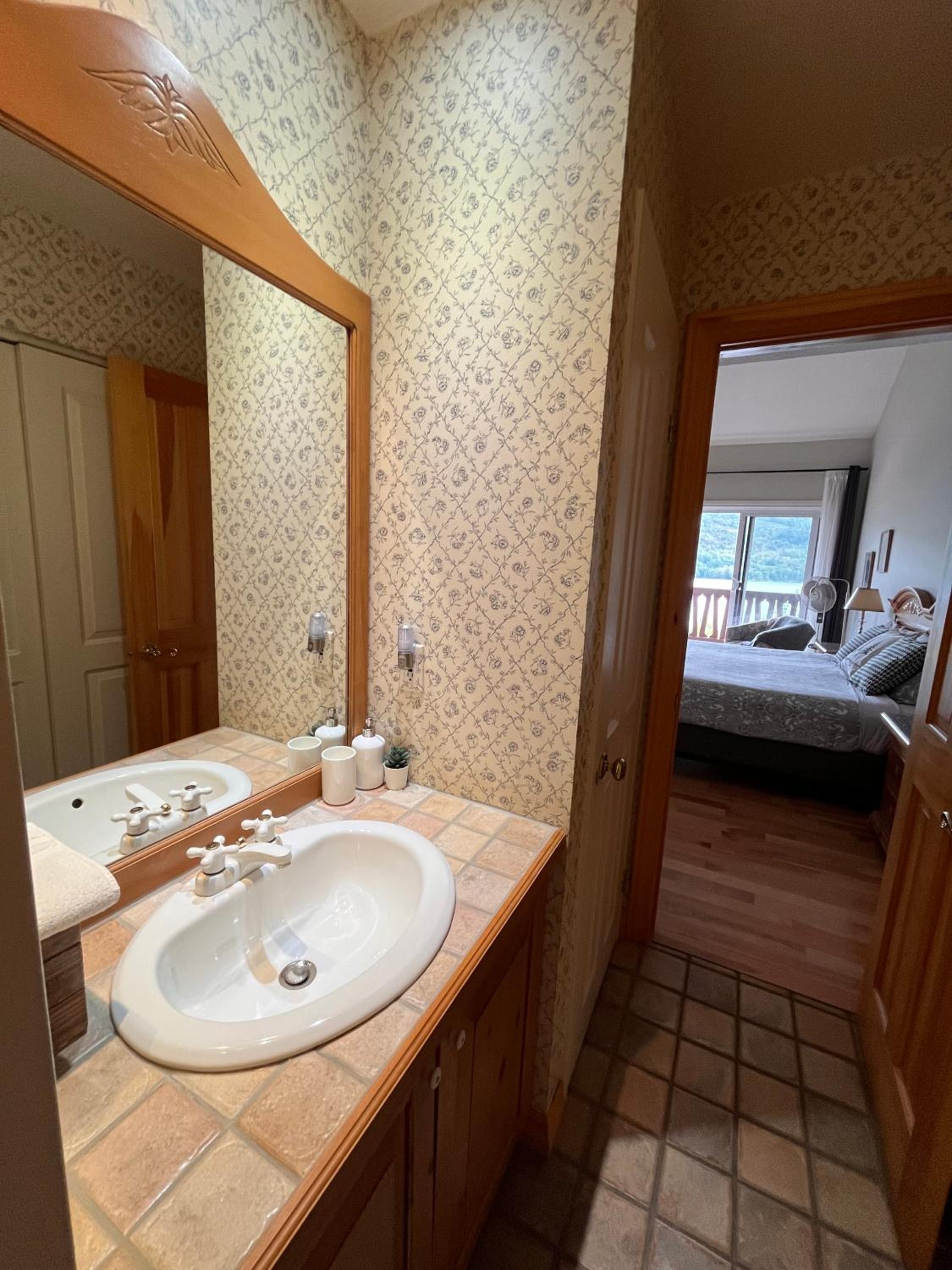 Cozy 2 bedrooms condo with stunning Mont Tremblant mountain and lakeview