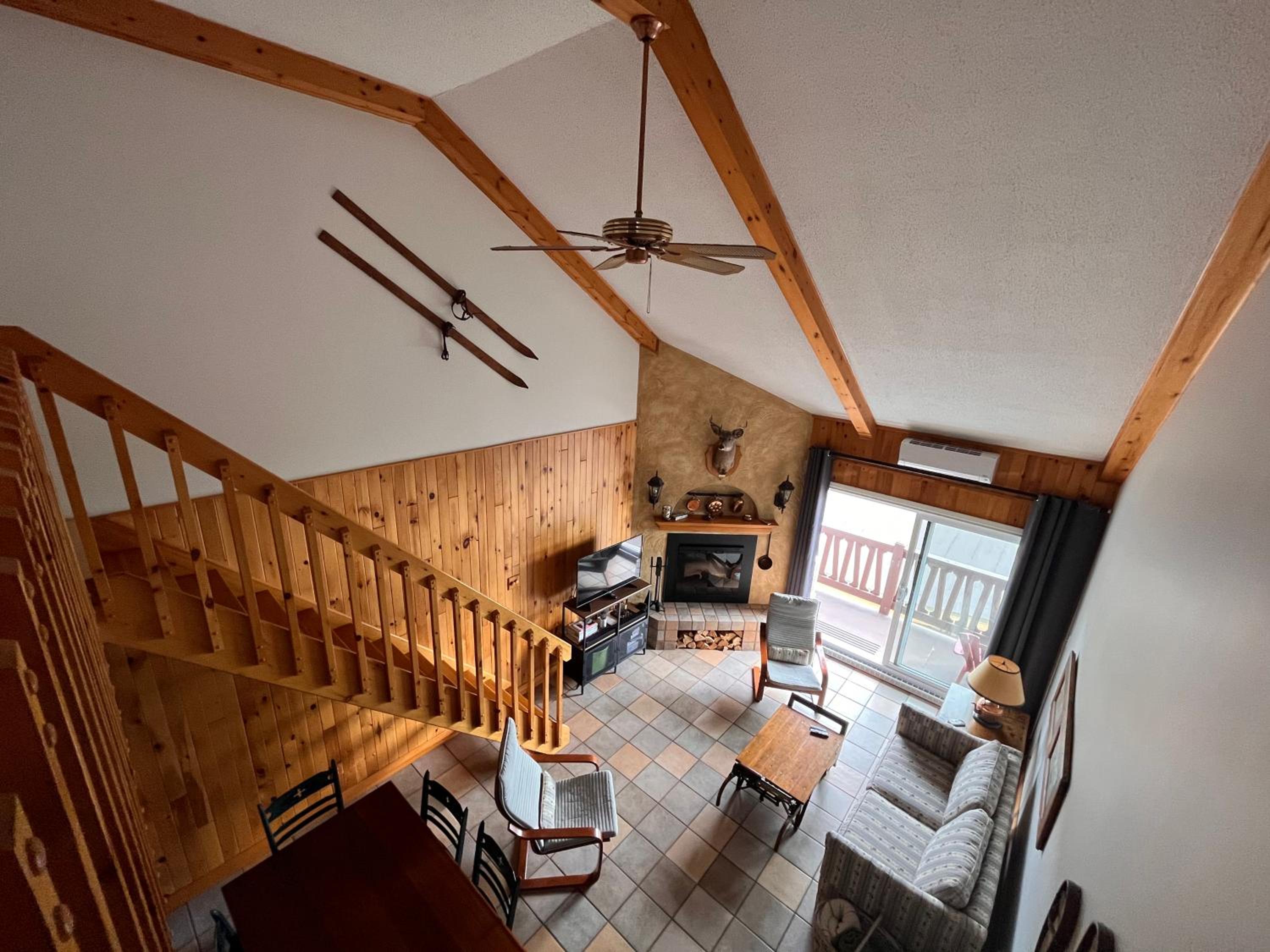 Cozy 2 bedrooms condo with stunning Mont Tremblant mountain and lakeview