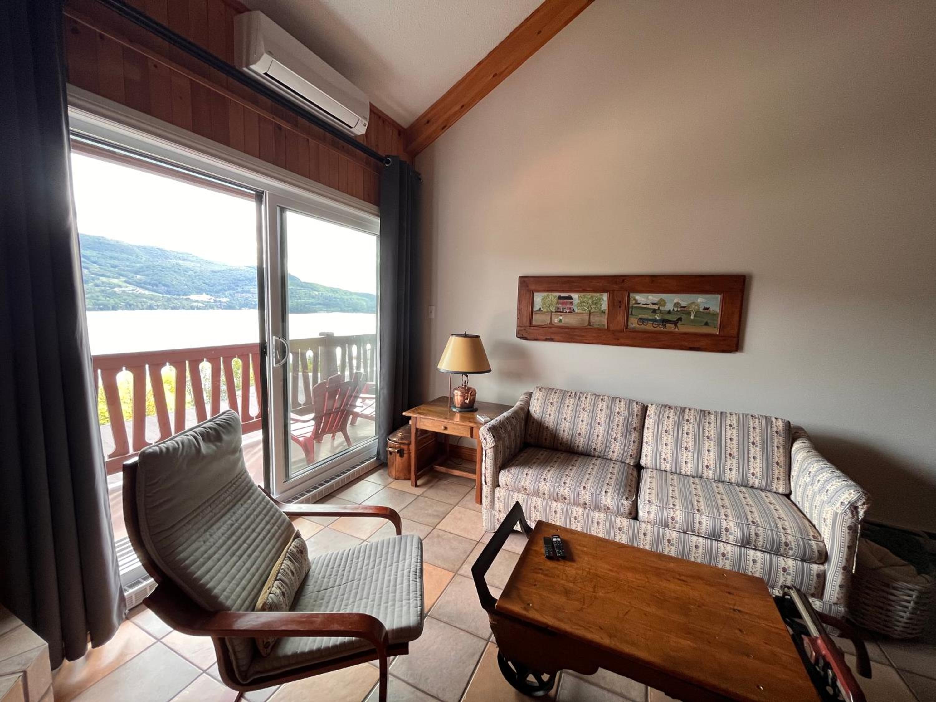 Cozy 2 bedrooms condo with stunning Mont Tremblant mountain and lakeview