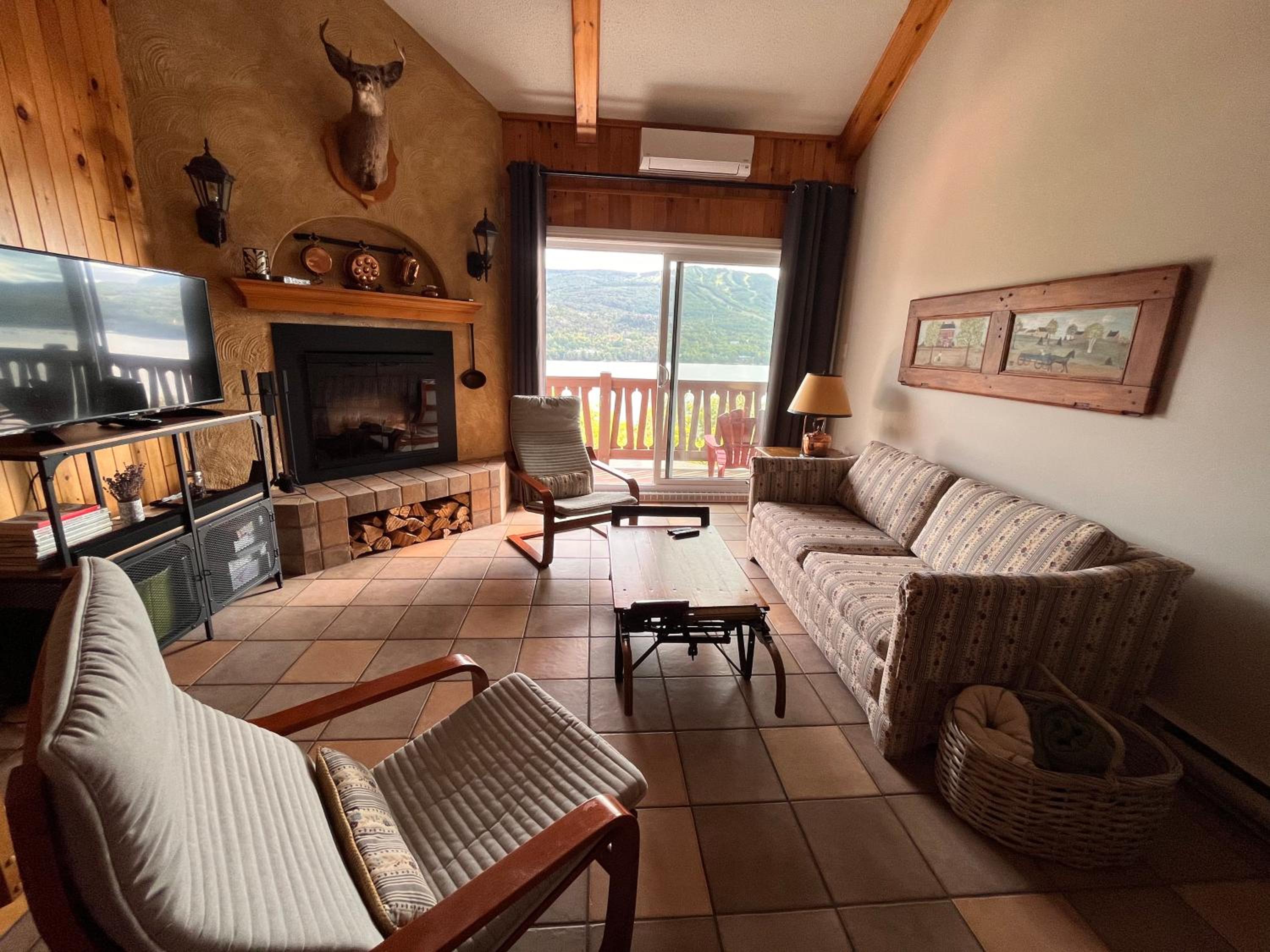 Cozy 2 bedrooms condo with stunning Mont Tremblant mountain and lakeview