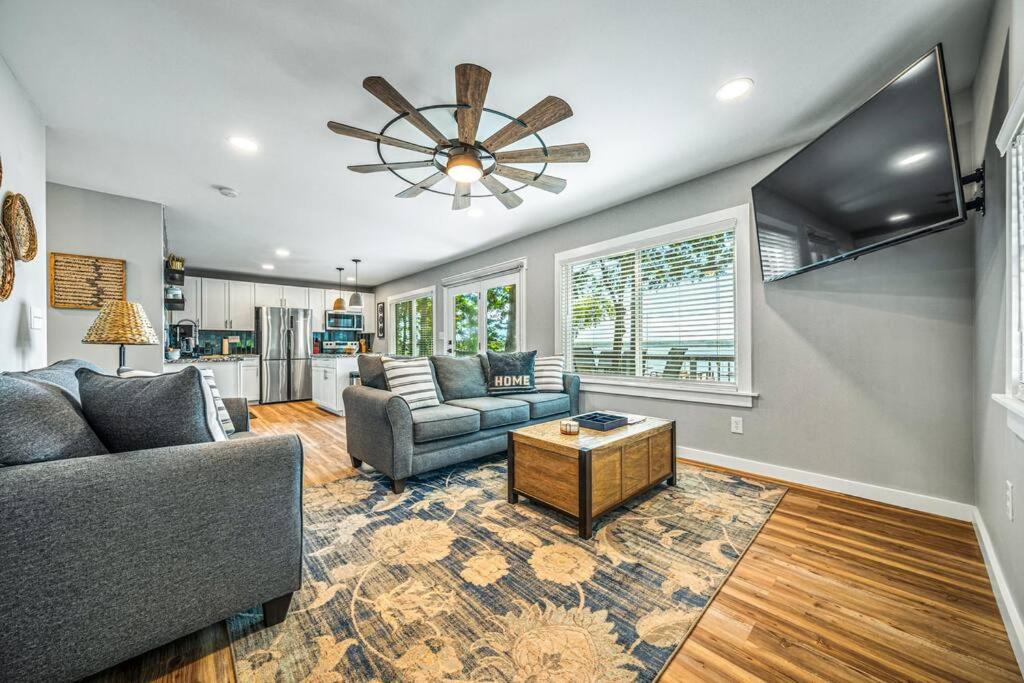 Luxurious Lakefront Escape view 3