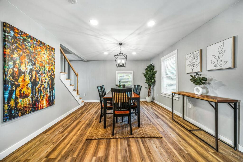 Luxurious Lakefront Escape view 4