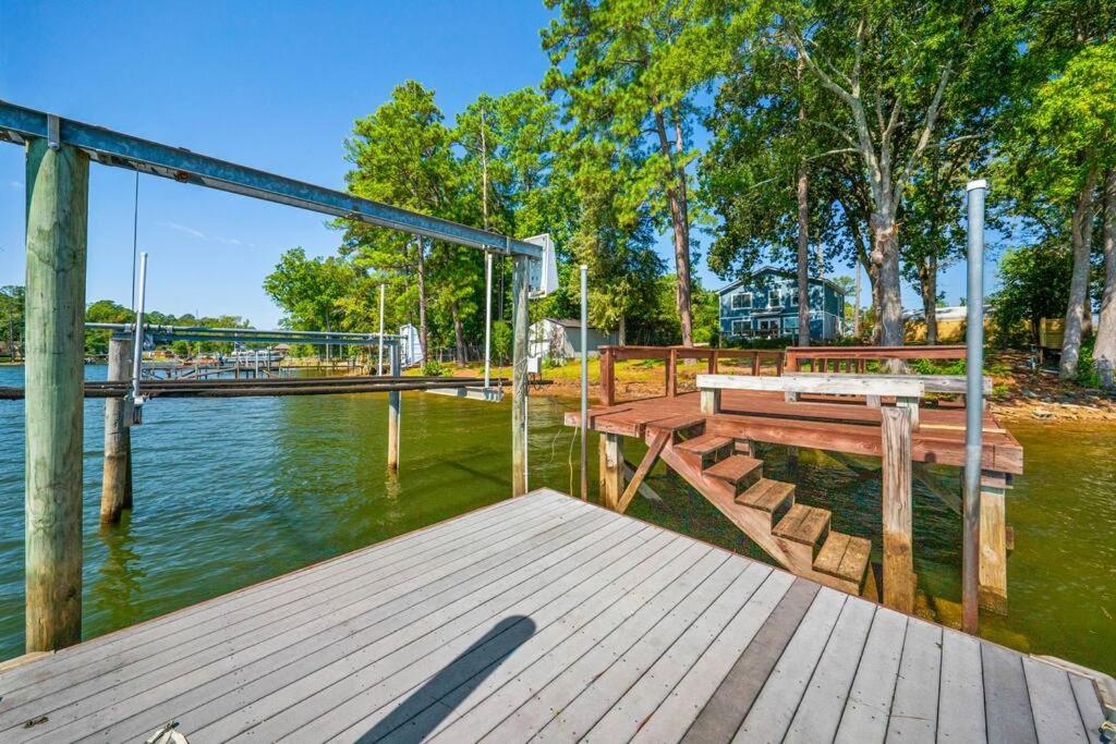 Luxurious Lakefront Escape view 5
