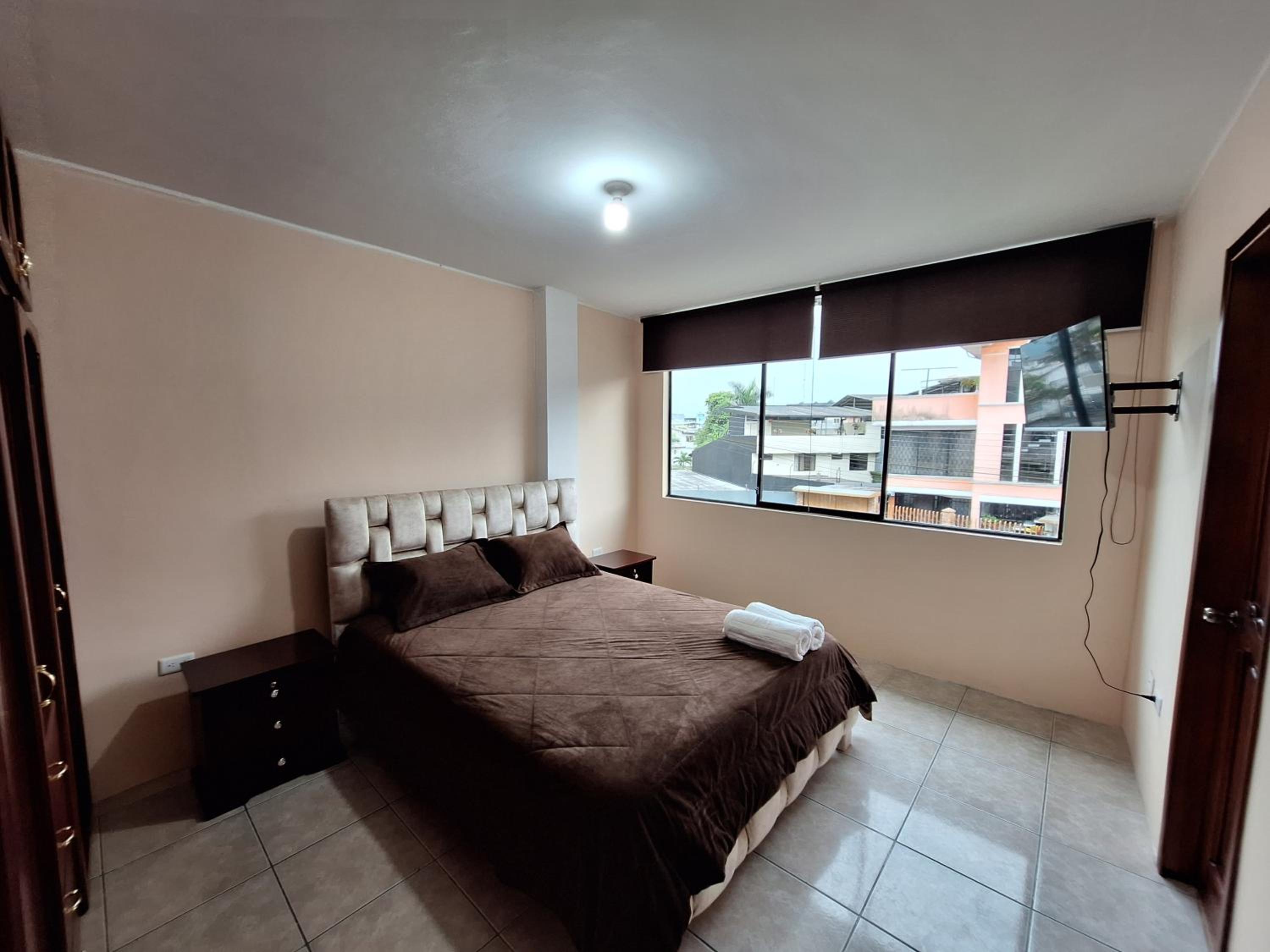 Amplio departamento con garage y cerca al Shopping