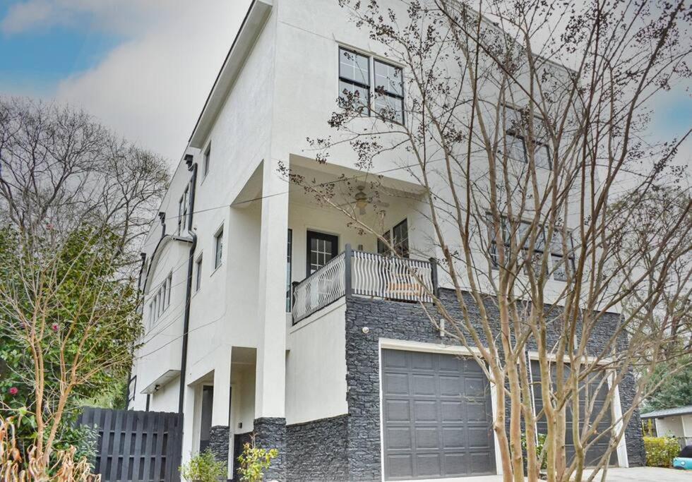 Modern rooftop home in Midtown view 5