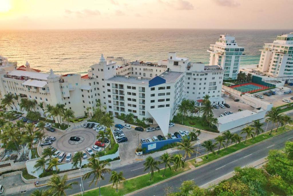 Hotel Beachfront Studio With Ocean View - Image 1