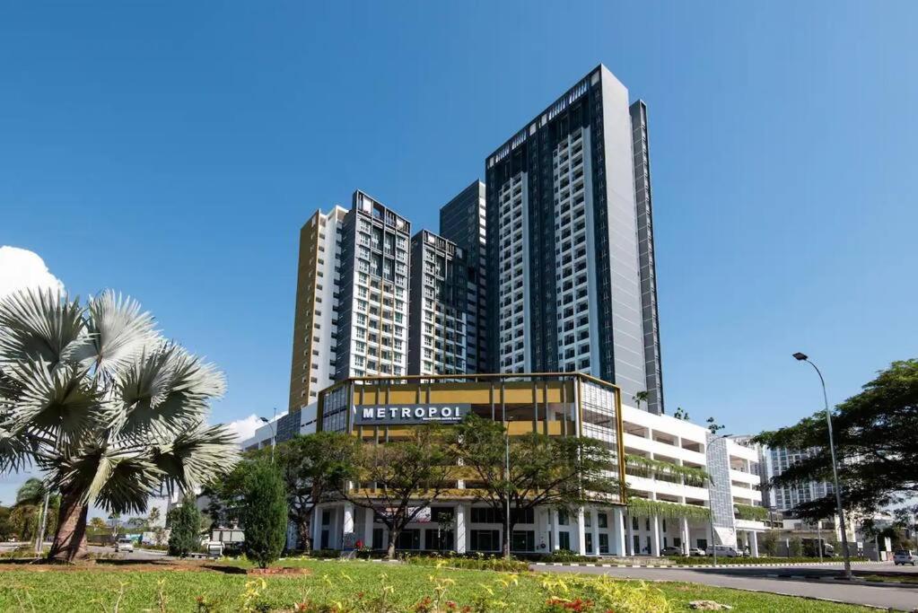 3 Rooms Metropol Apartment