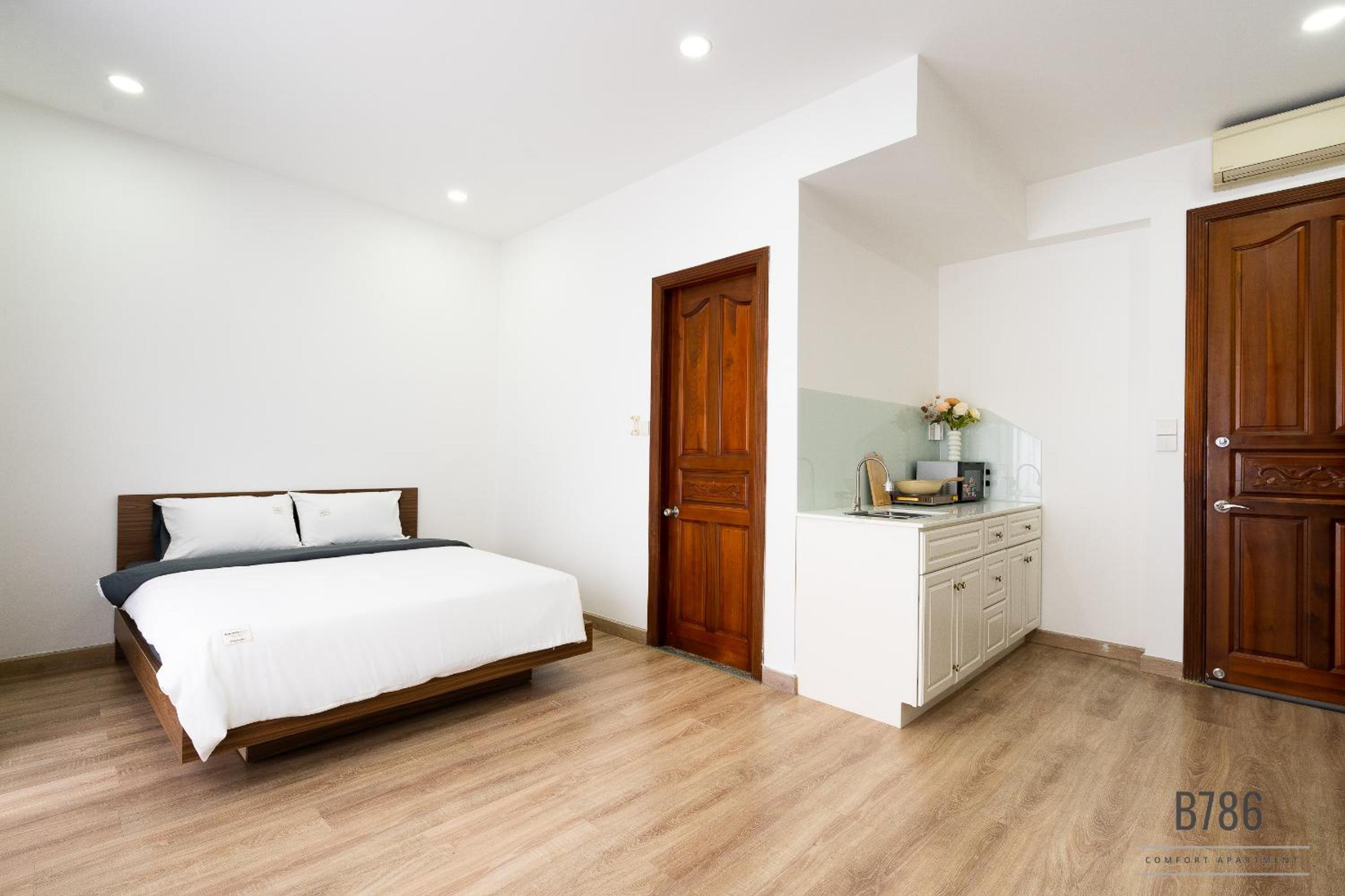 B786 Airport Homestay
