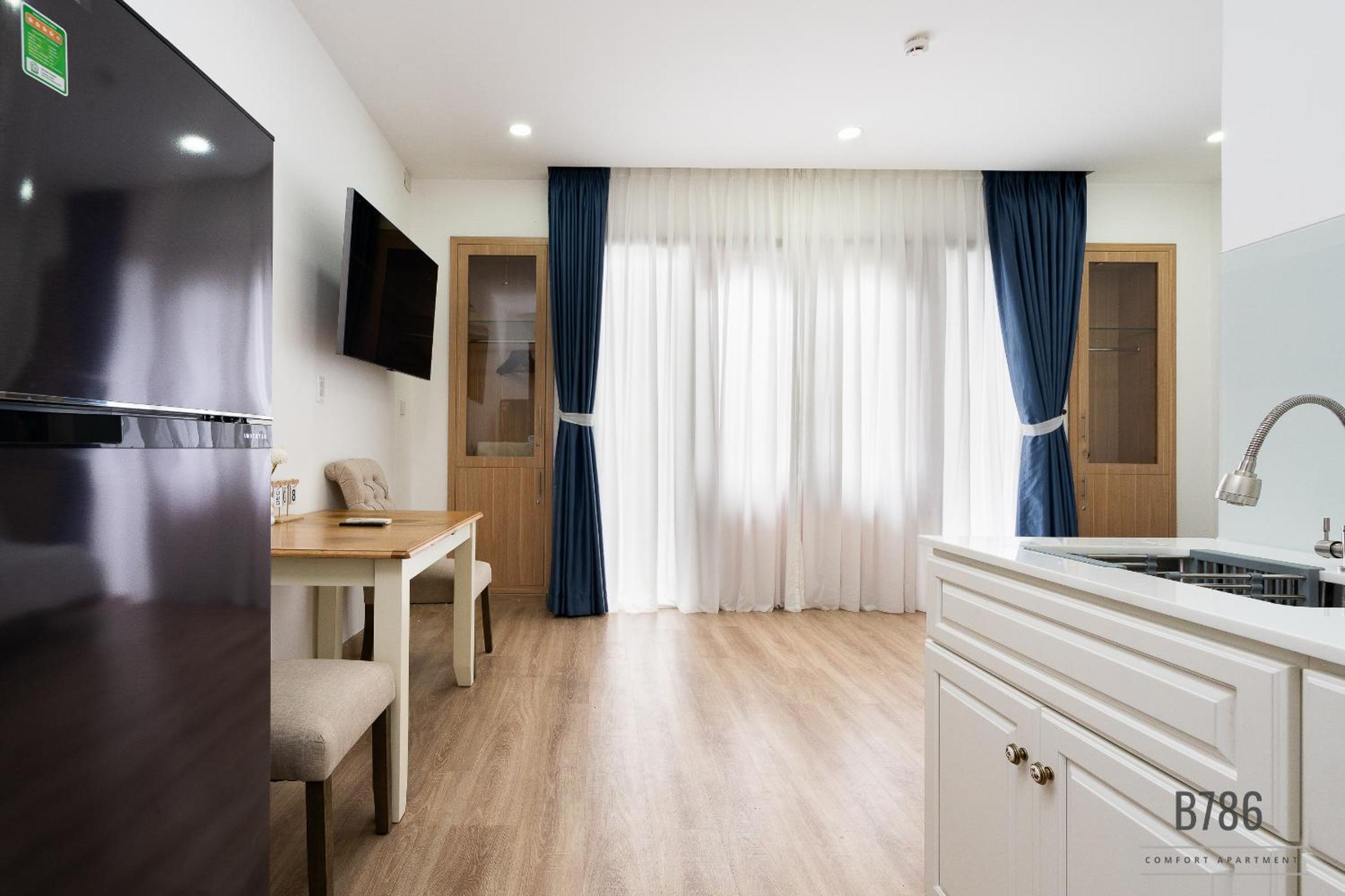 B786 Airport Homestay