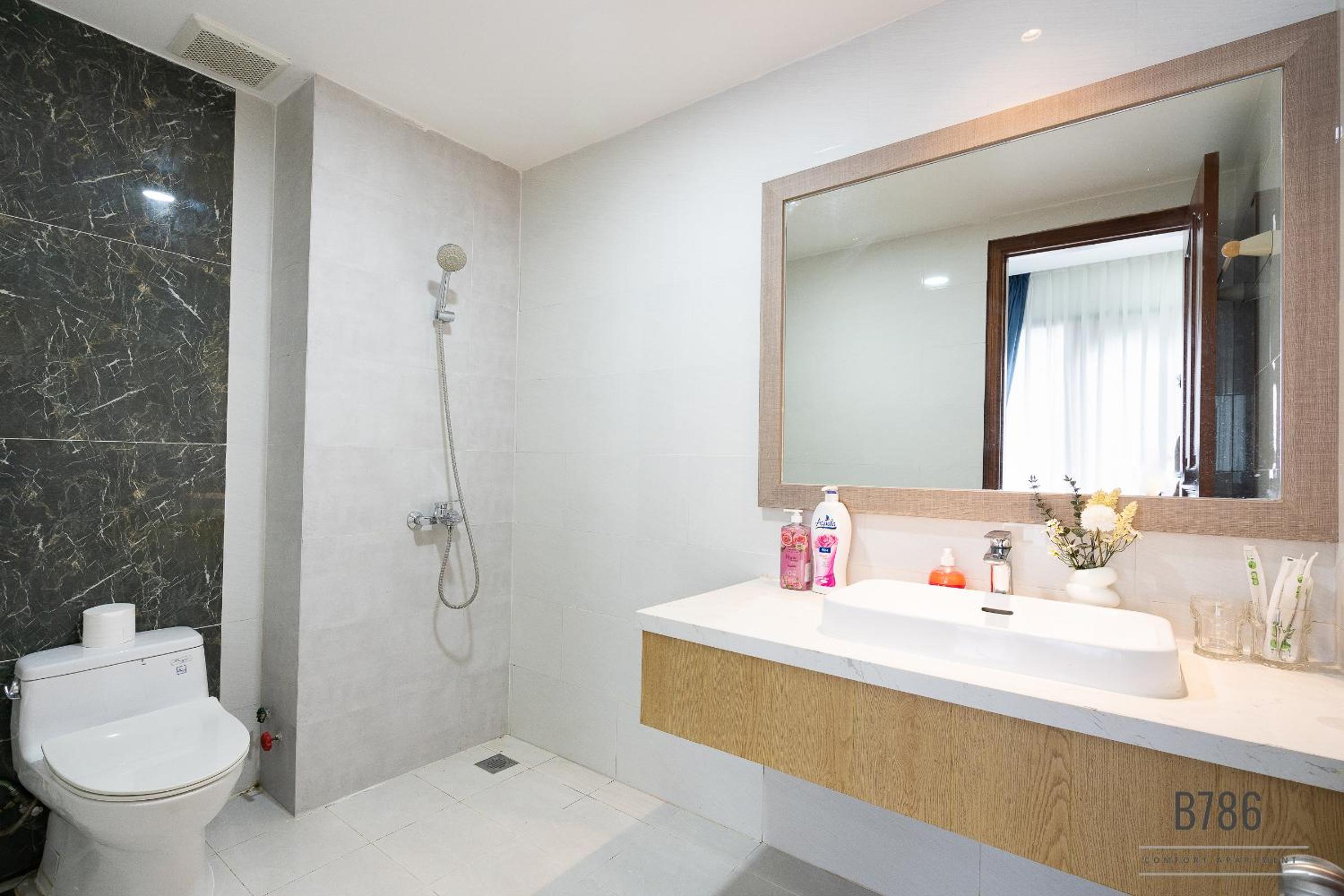 B786 Airport Homestay