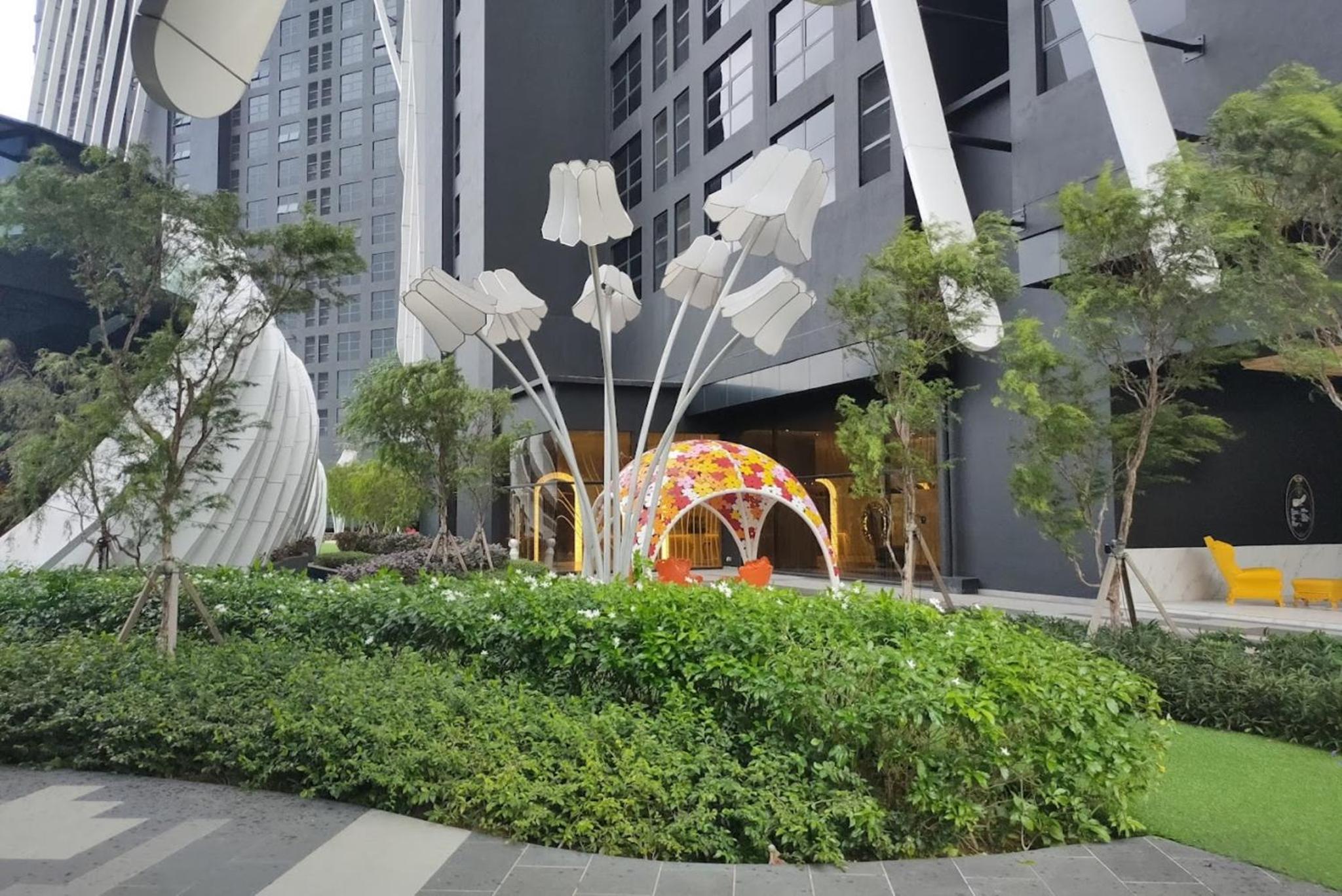 Luxury Duplex Condo Retreat-Corner v 2 Parking, KL by Verano