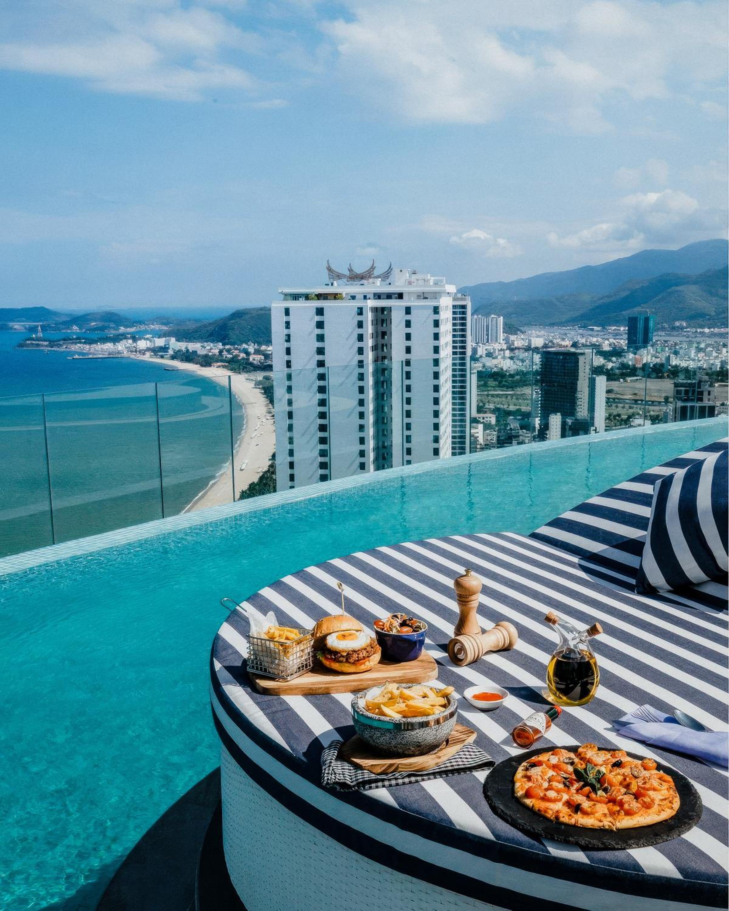 GOLDEN PANORAMA LUXURY STUDIO
