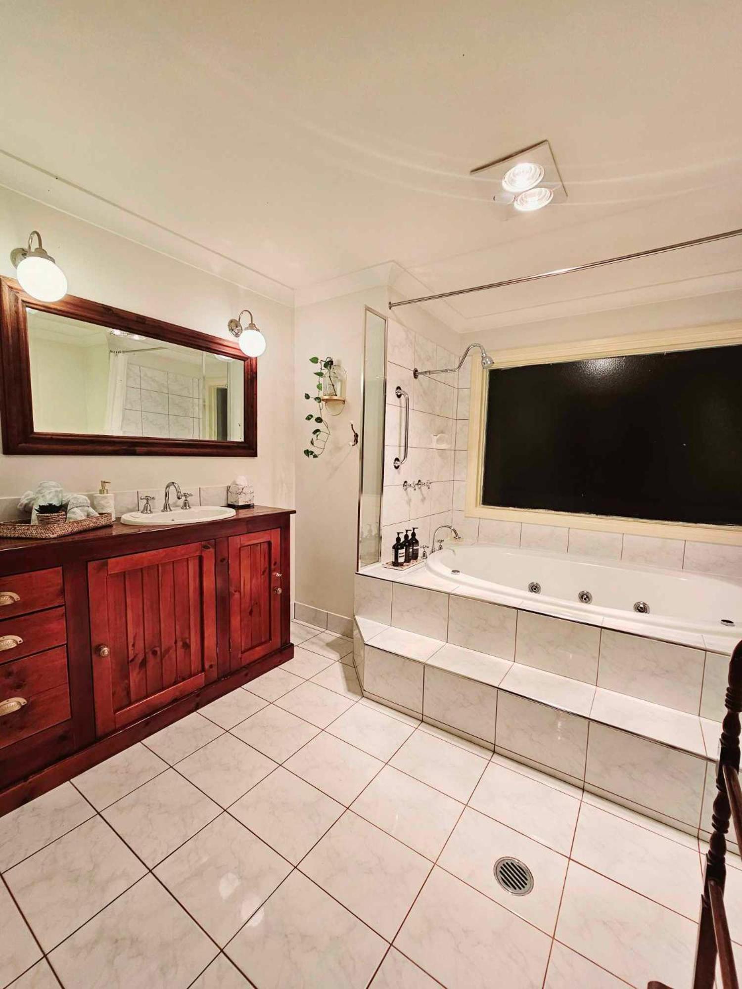 The Gamekeepers Spa Cottage in Tamborine Mountain