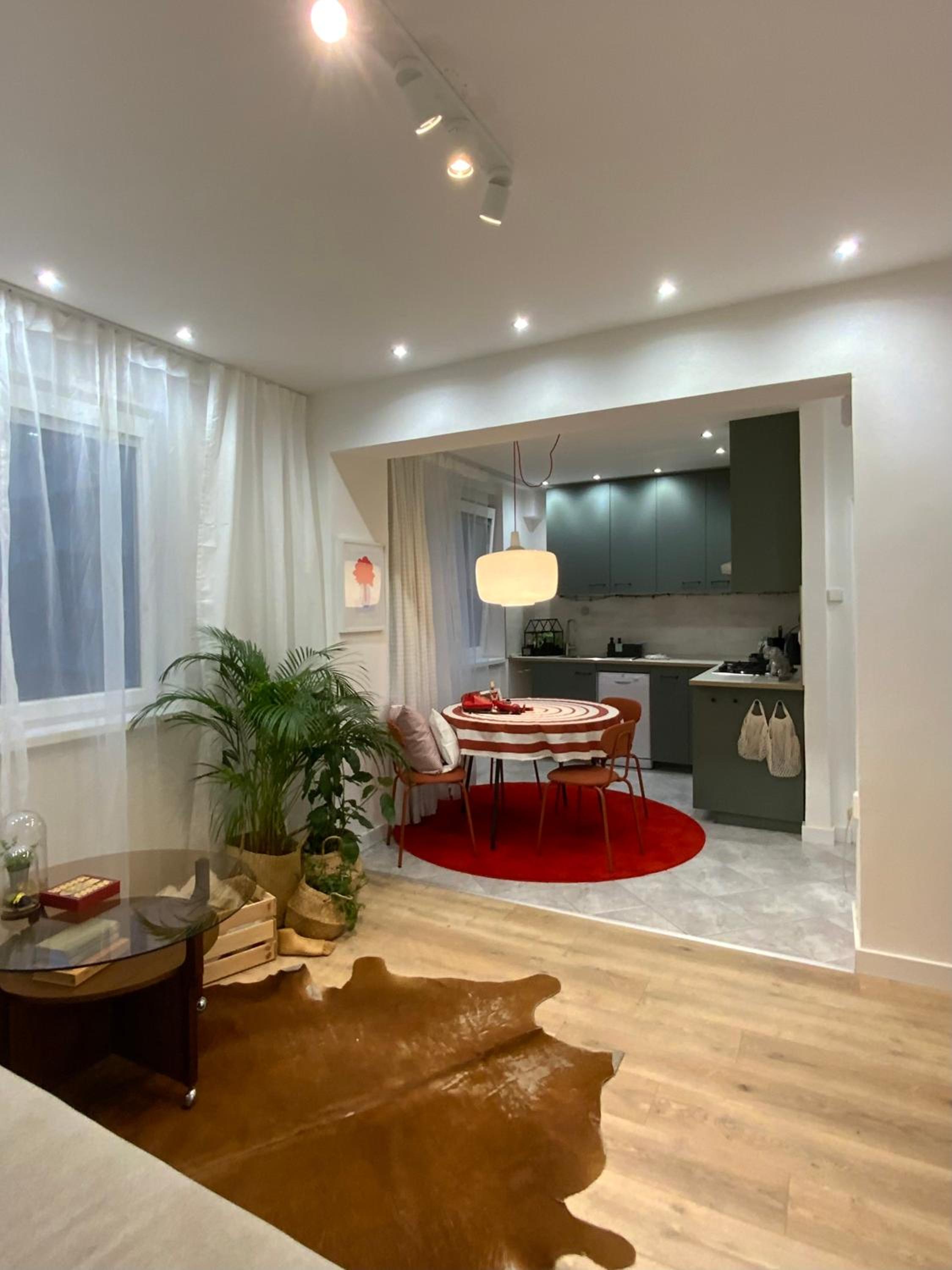Urban Jungle by Zoom Apartments view 4