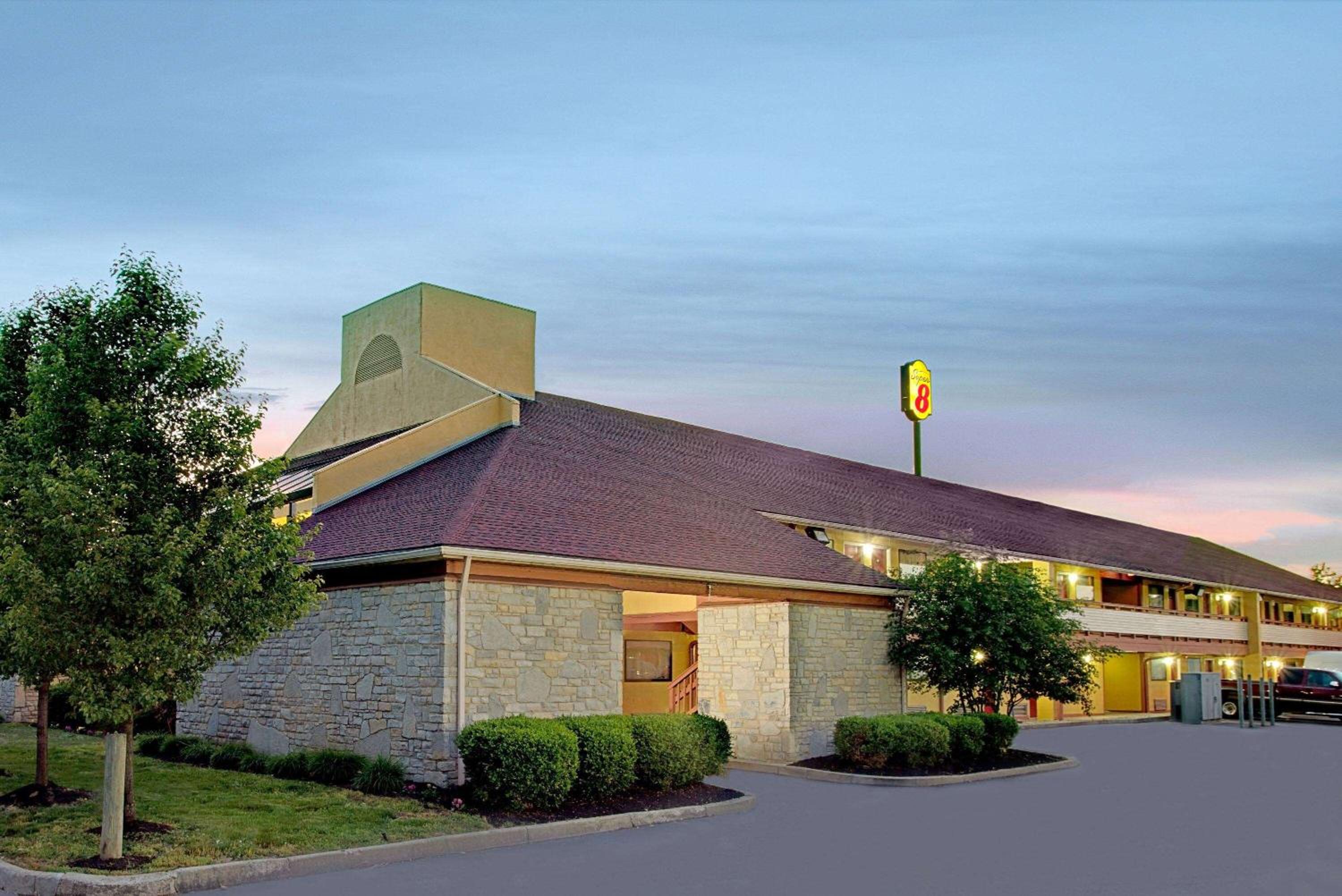 Super 8 by Wyndham Cincinnati-Springdale OH view 3