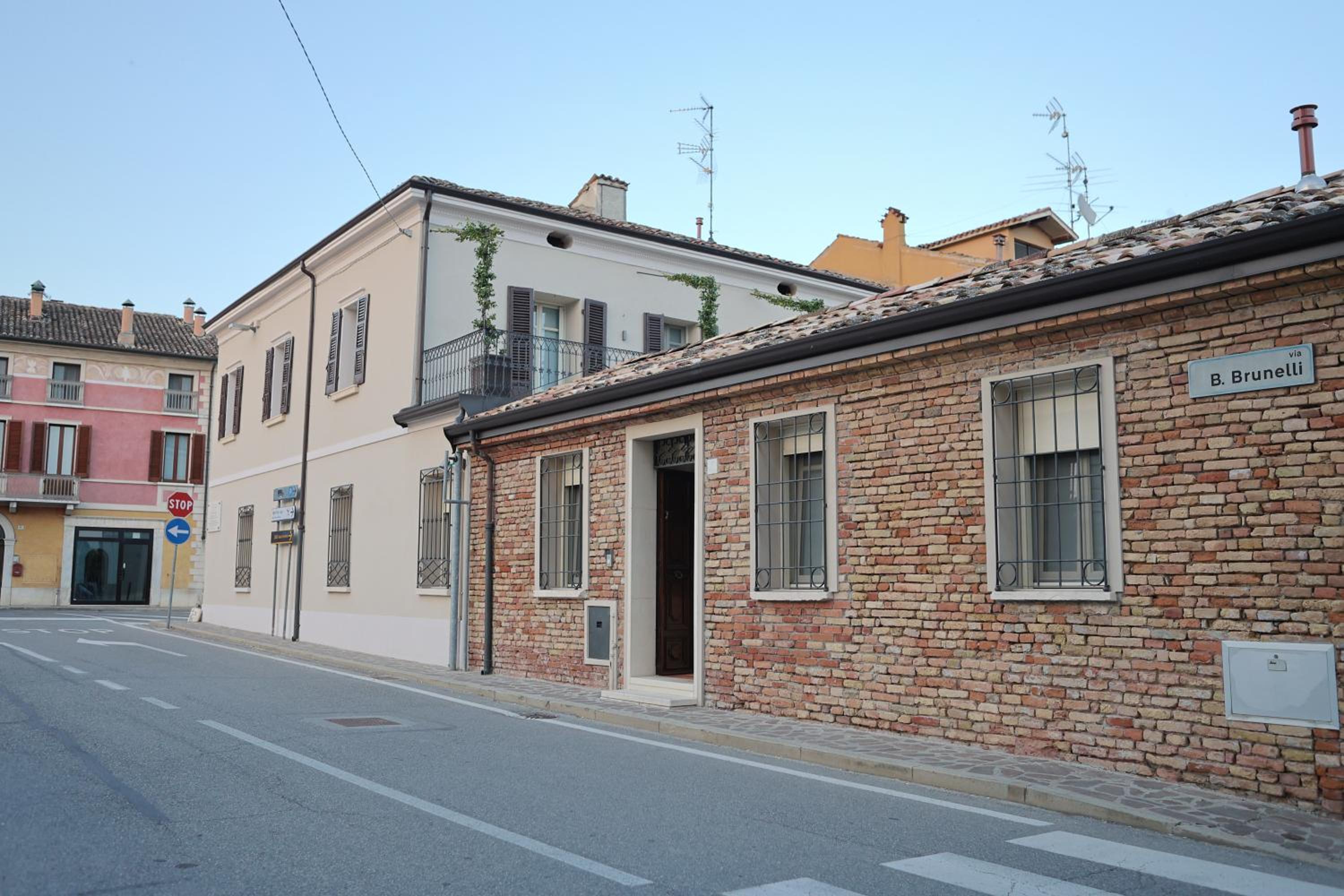 DOMUS AQUENIGRE
