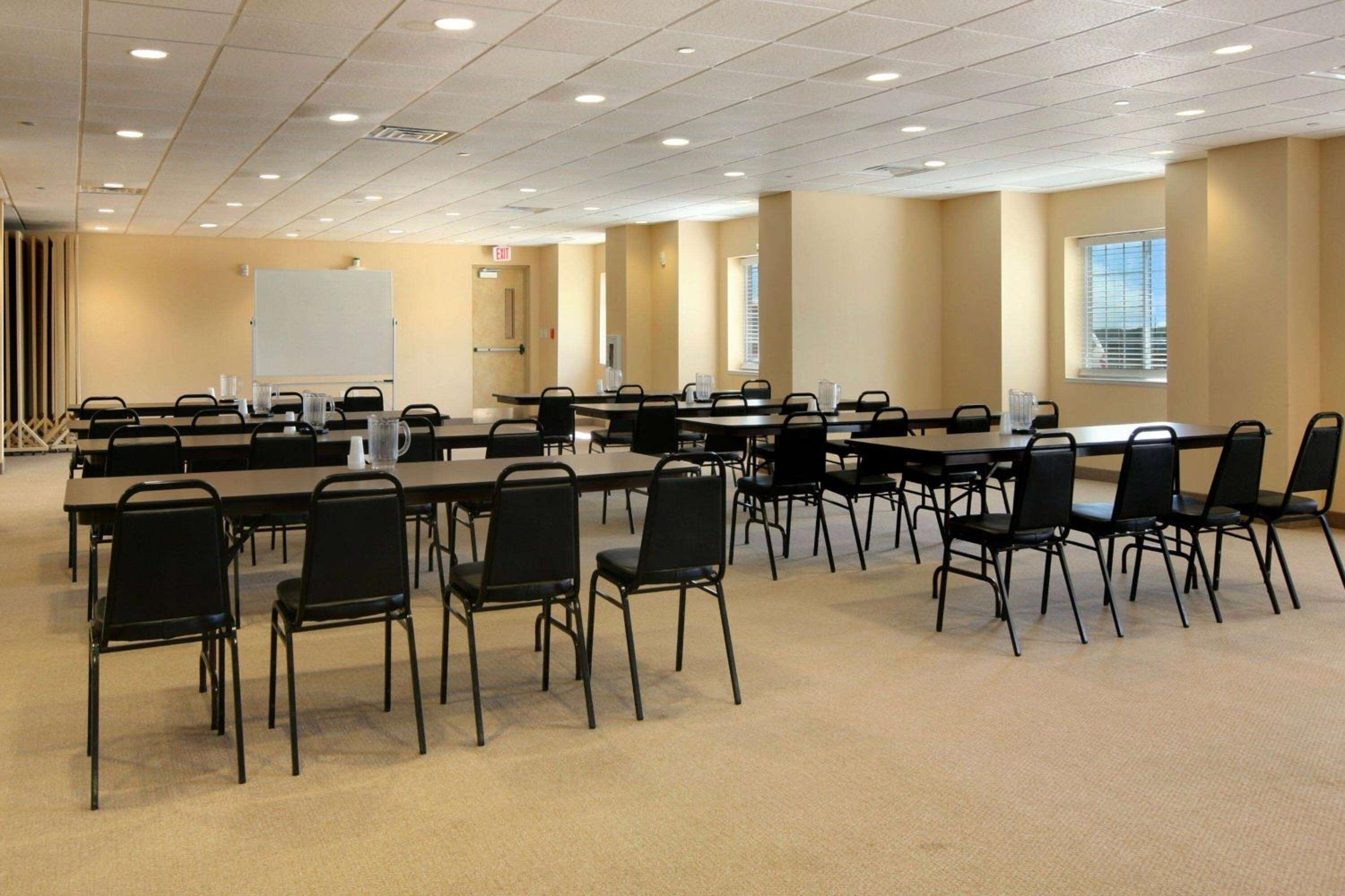 Quincy Vacations - Microtel Inn  Suites by Wyndham Quincy Downtown - River Area - Property Image 3