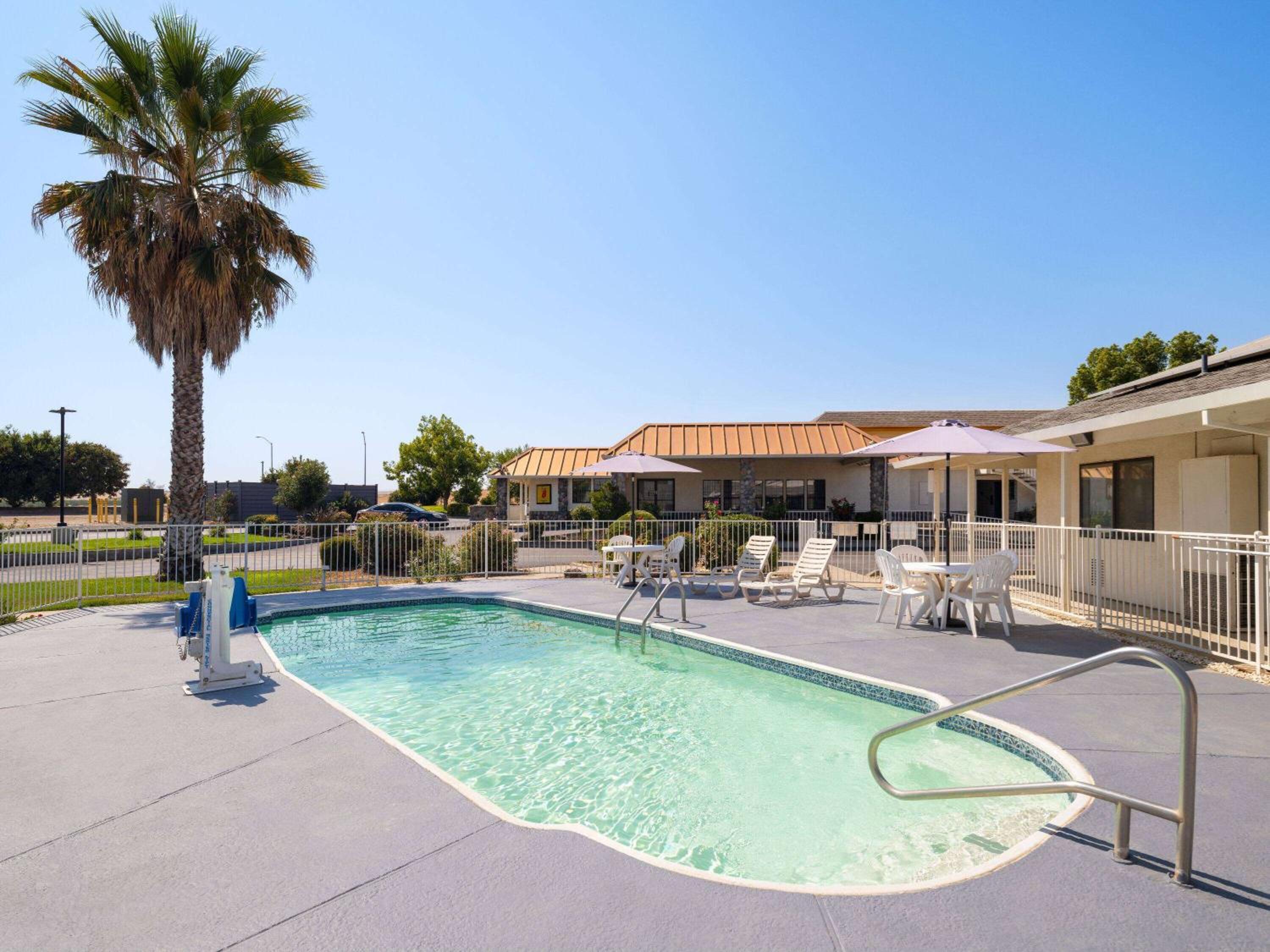 Super 8 by Wyndham Dunnigan view 3
