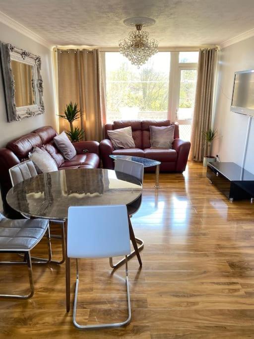 Entire flat, comfortable 2 double bedrooms view 2