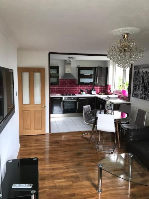 Entire flat, comfortable 2 double bedrooms view 3